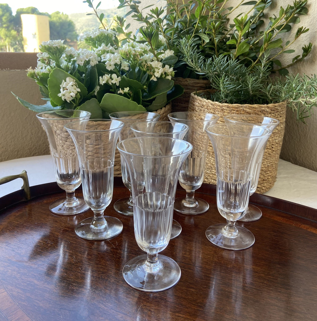 8 copas de cava en vidrio tallado.