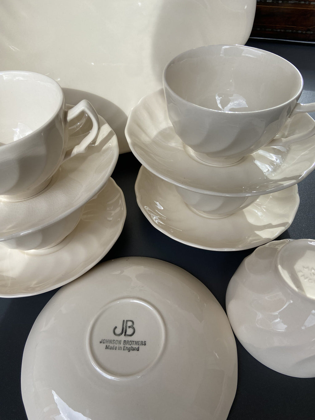 Fuente de pastas y 5 tazas té en loza inglesa "Johnson Brothers".
