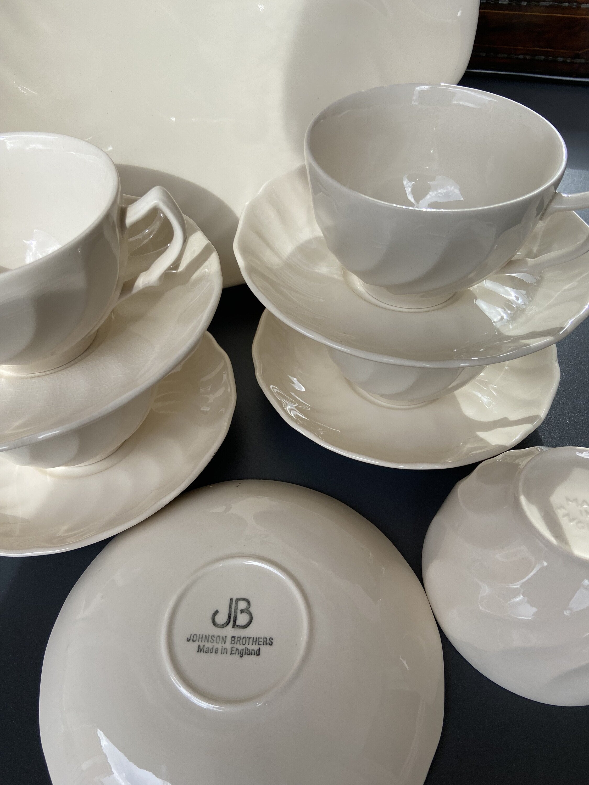 Fuente de pastas y 5 tazas té en loza inglesa "Johnson Brothers".
