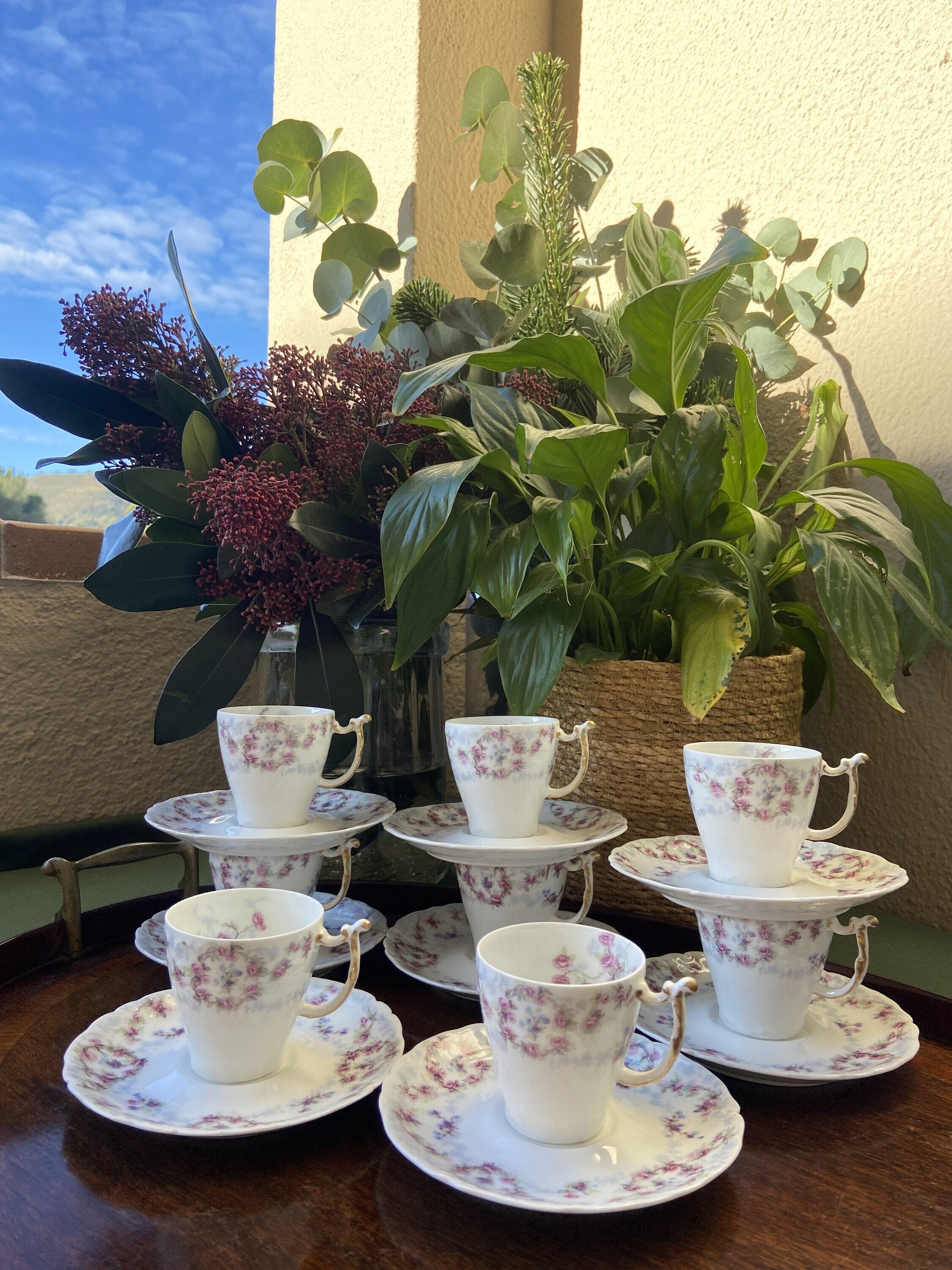 7 tazas de moka, en fina porcelana francesa  "J.P."  de Limoges.