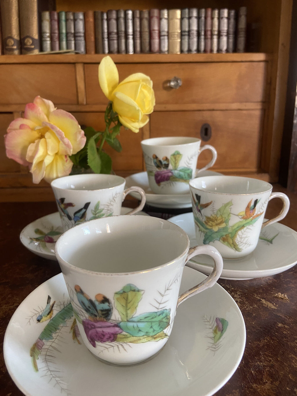 4 tazas de café en porcelana decoradas con pajaros.