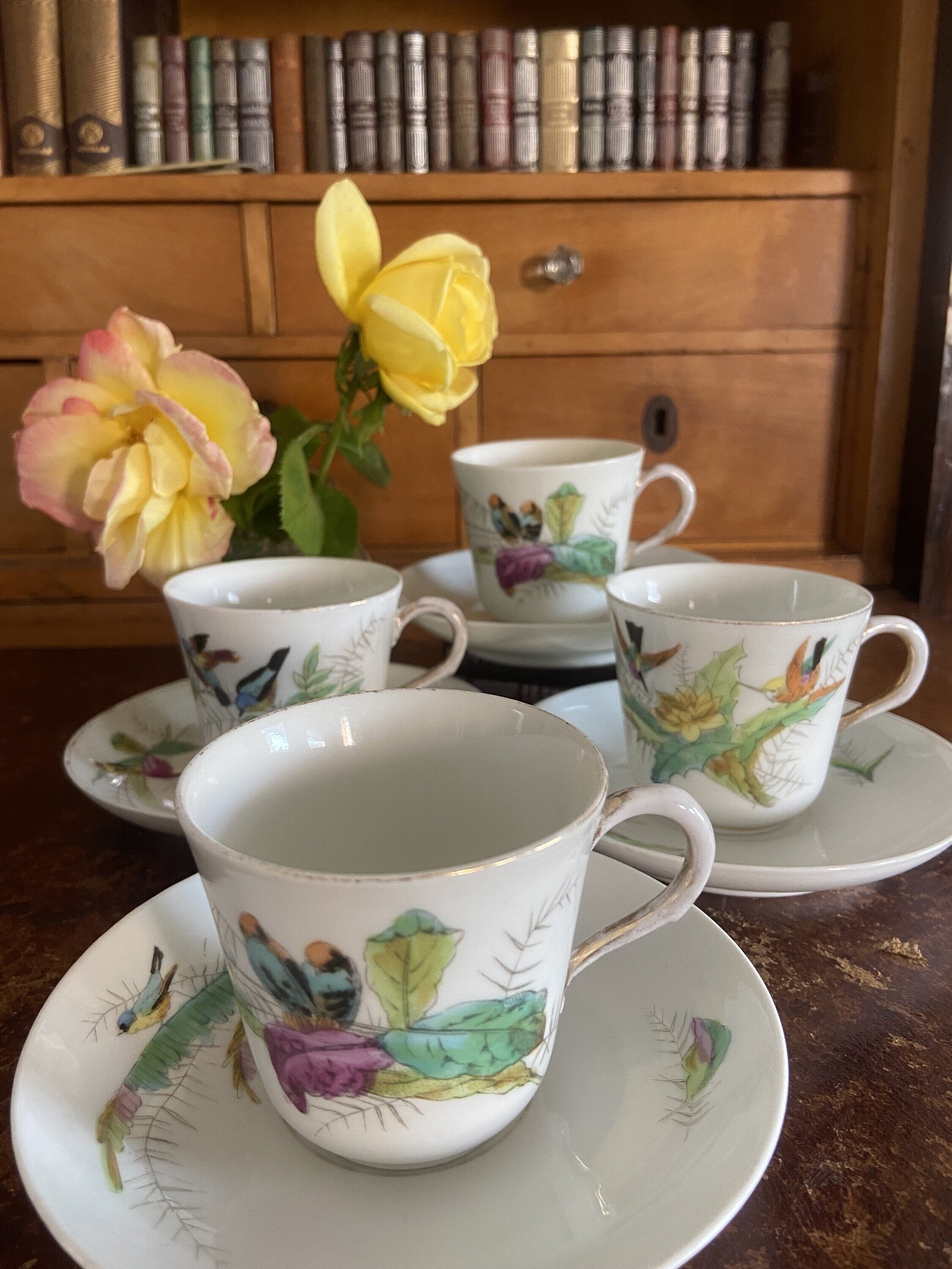 4 tazas de café en porcelana decoradas con pajaros.
