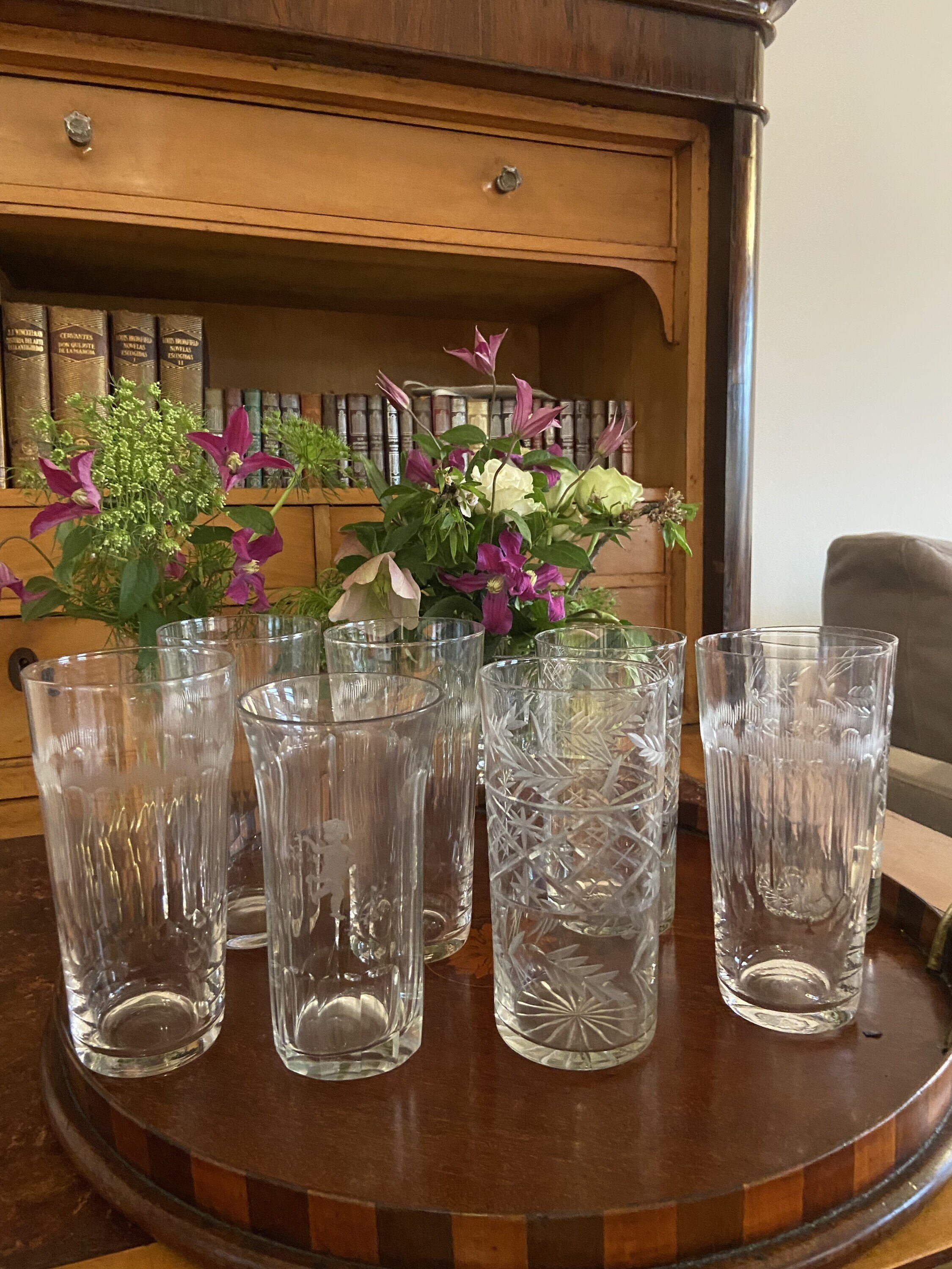 8 vasos de refresco en cristal con diferentes tallas.