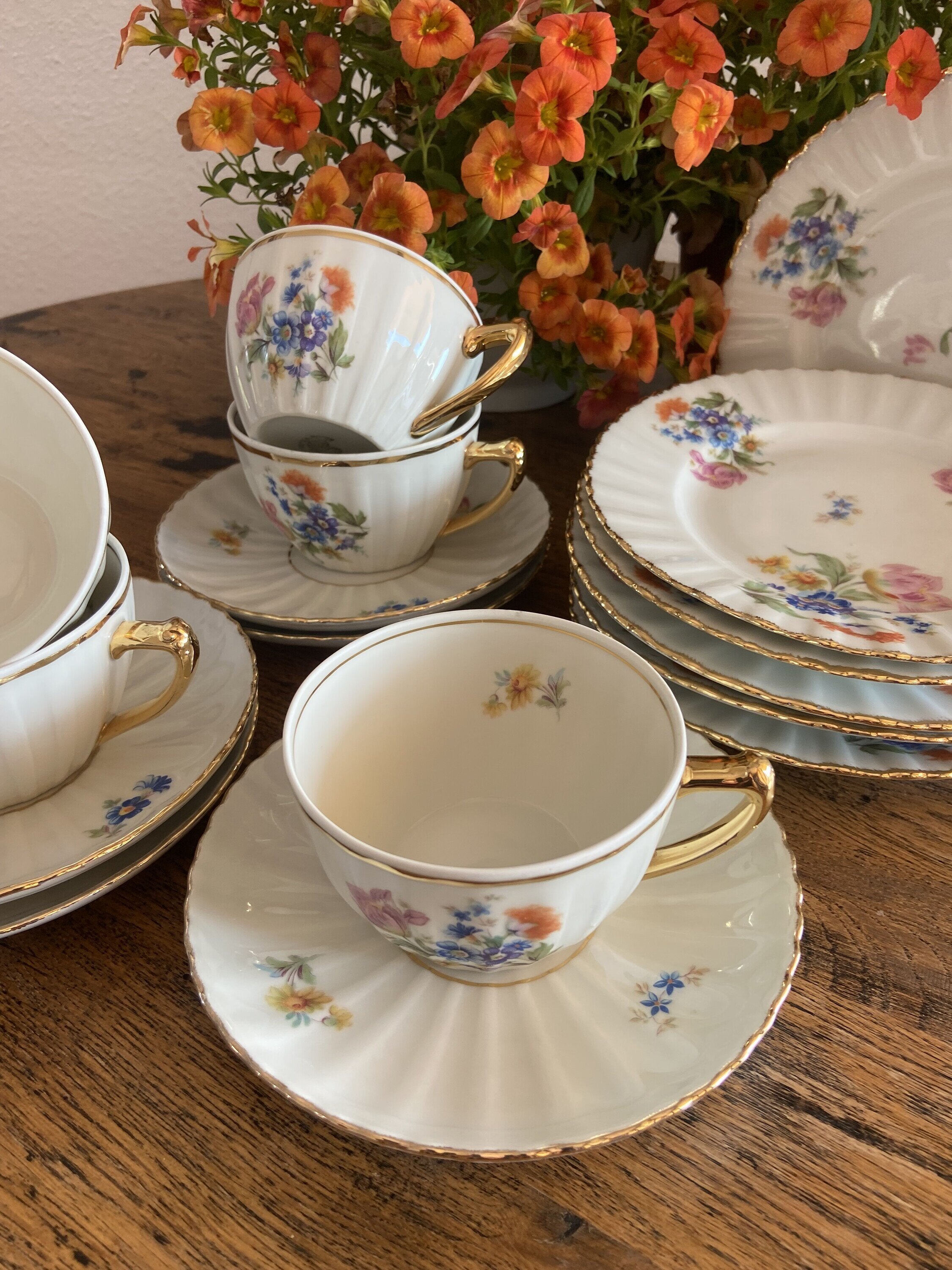 5 tazas de té desayuno y 6 platos de merienda en porcelana "Santa Clara".