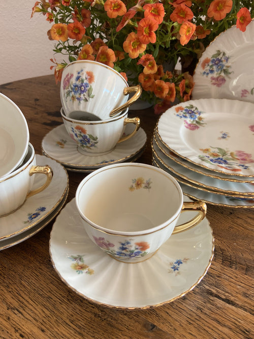 5 tazas de té desayuno y 6 platos de merienda en porcelana "Santa Clara".