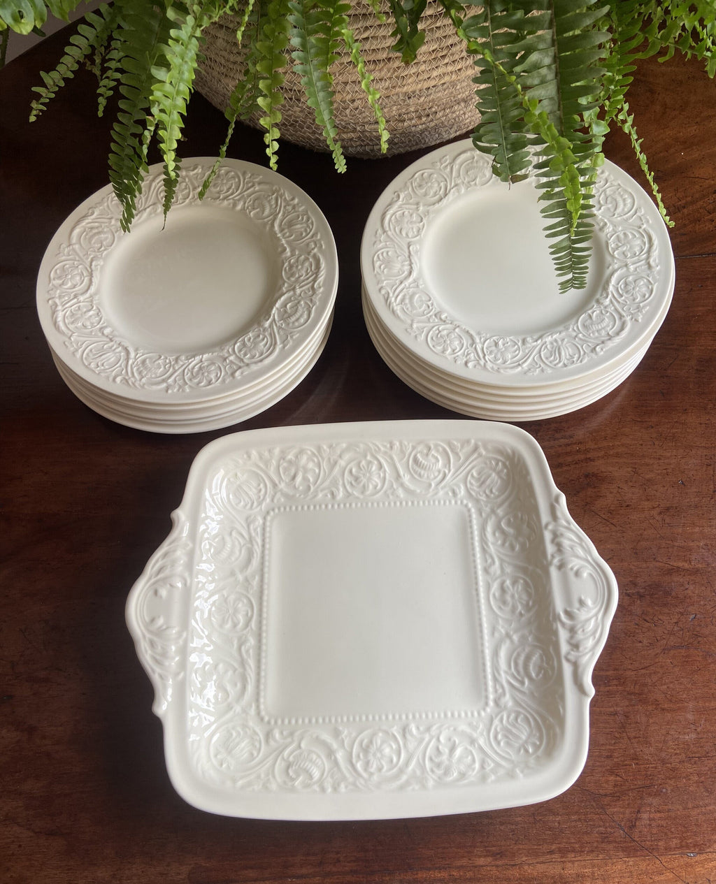 Fuente y 12 platos merienda en porcelana "Wedgwood" (mod. Barlaston).