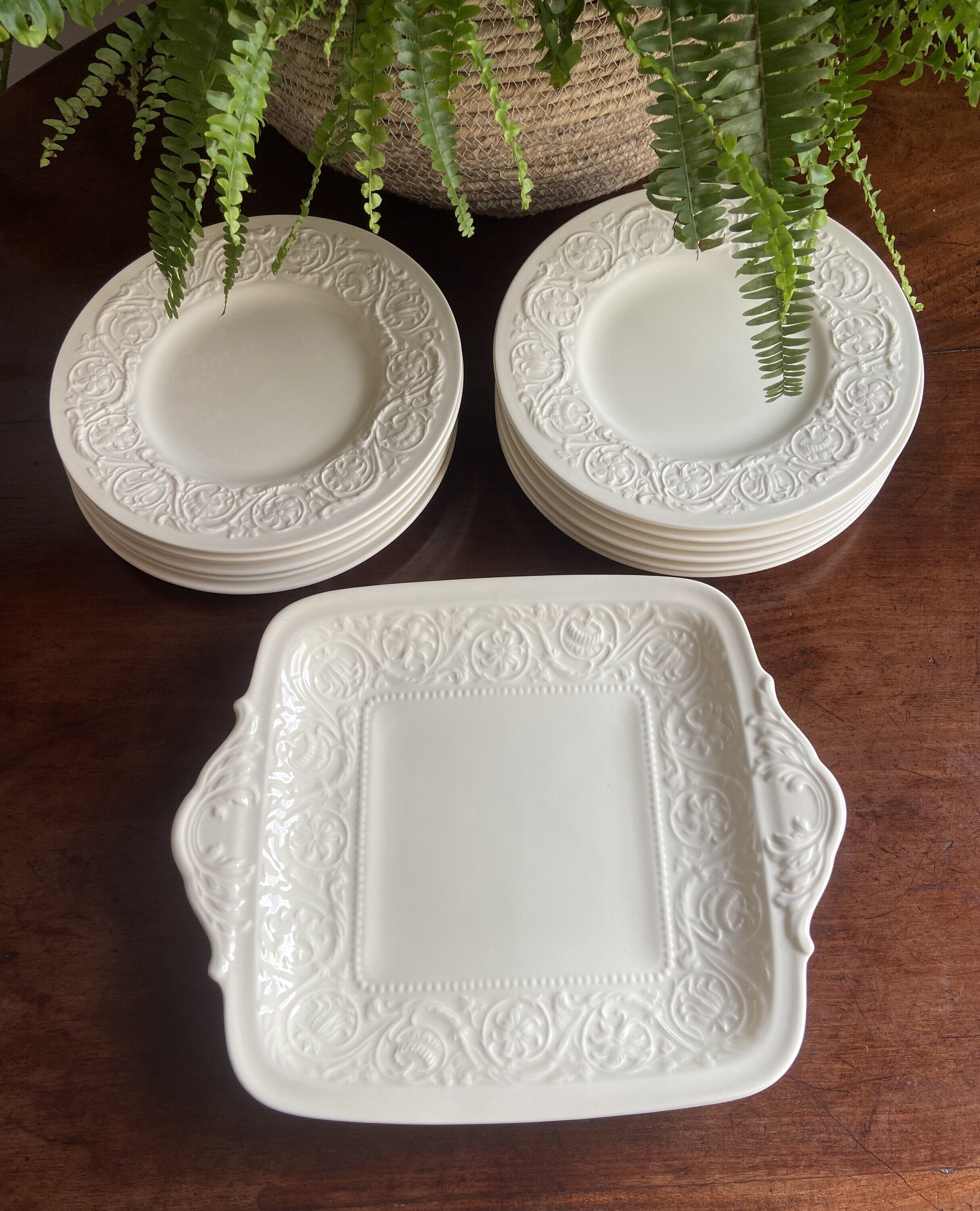 Fuente y 12 platos merienda en porcelana "Wedgwood" (mod. Barlaston).