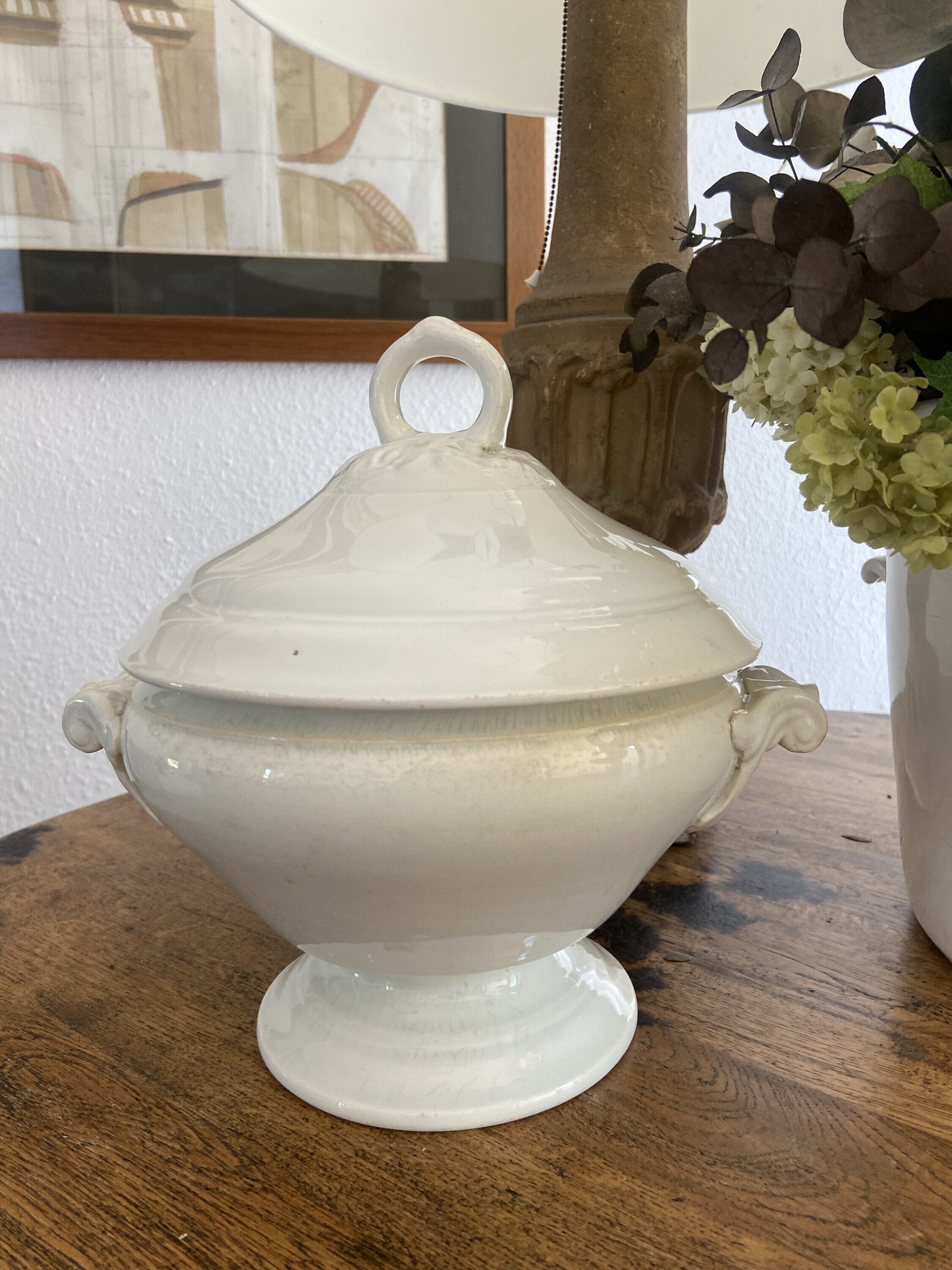 Sopera redonda blanca en porcelana  francesa "Luneville"