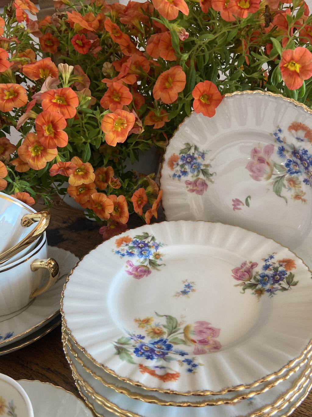 5 tazas de té desayuno y 6 platos de merienda en porcelana "Santa Clara".