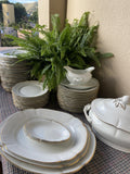 Vajilla en porcelana blanca con filo dorado "Bidasoa".