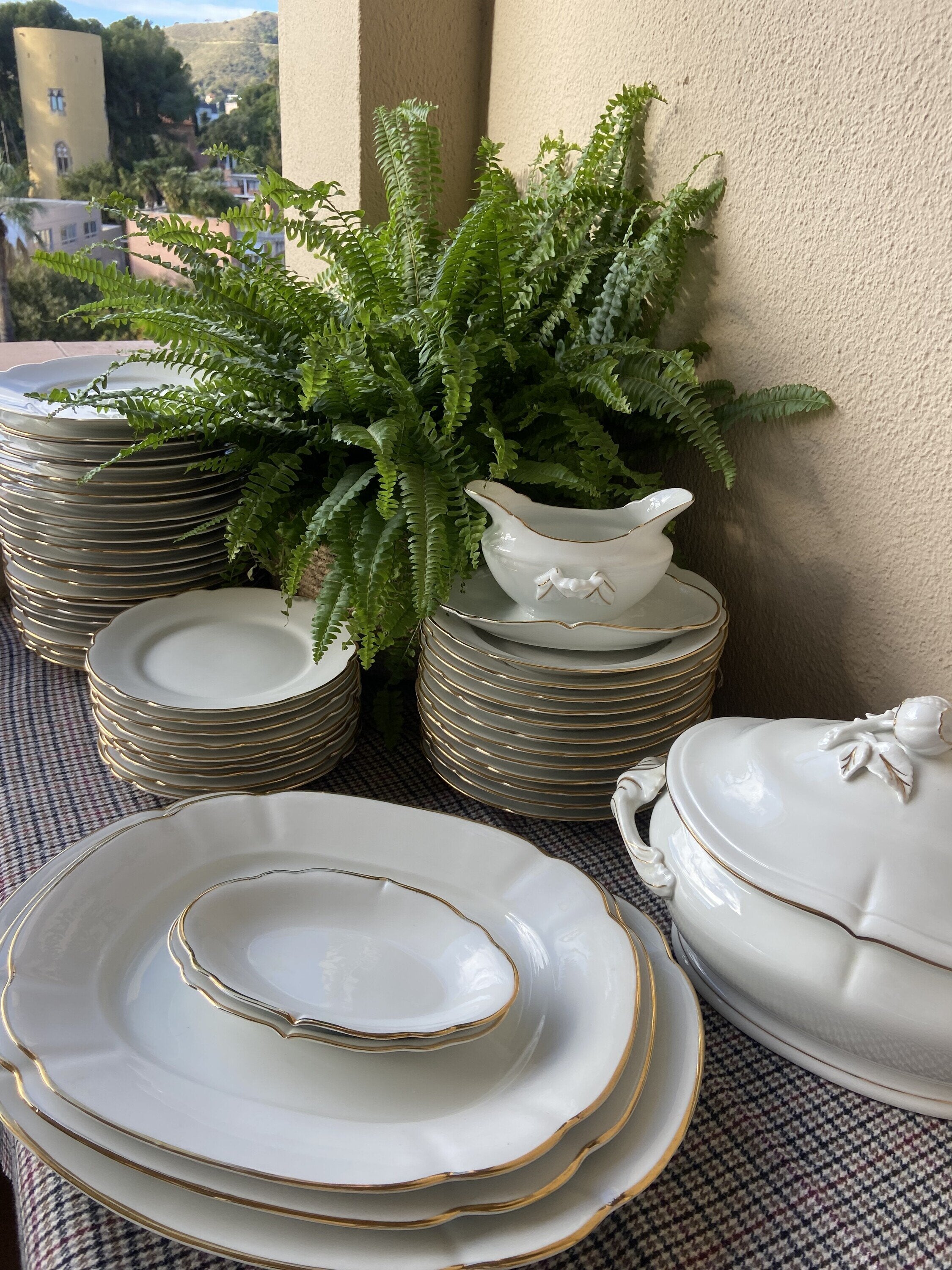 Vajilla en porcelana blanca con filo dorado "Bidasoa".