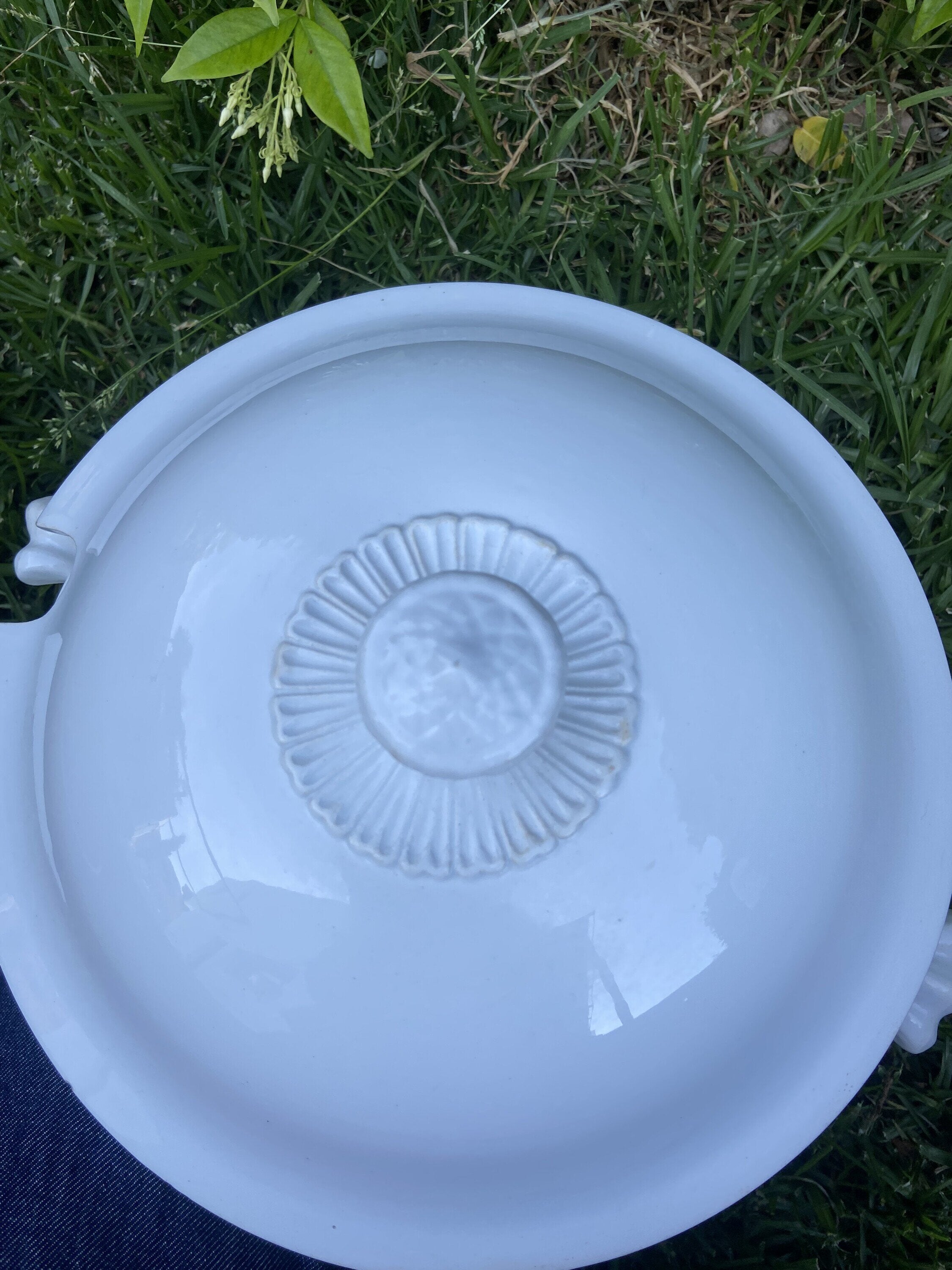 Sopera redonda blanca grande.