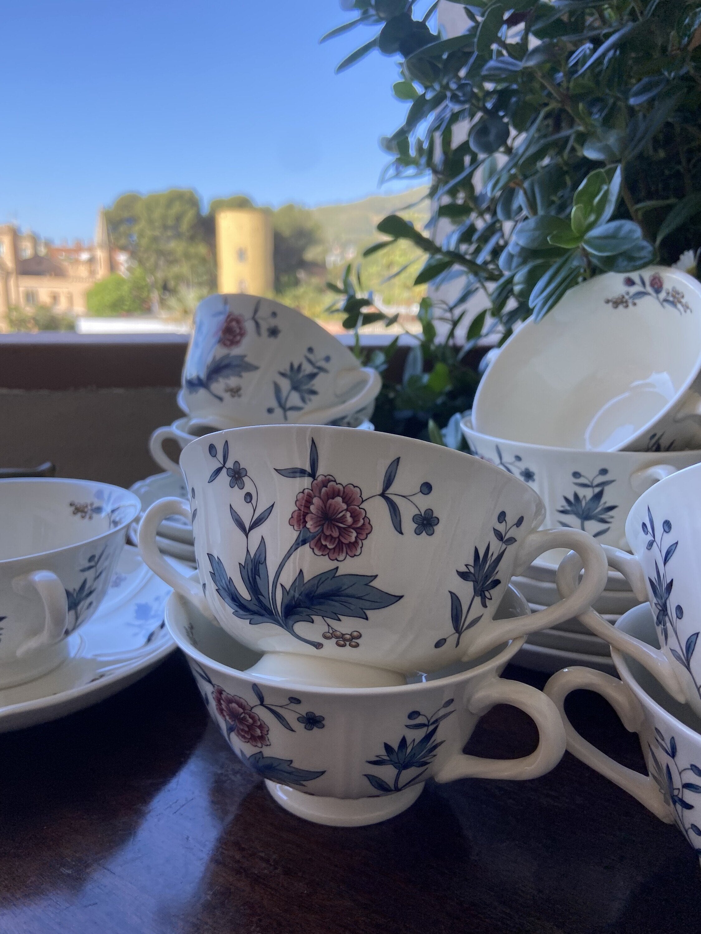 9 tazas de consomé en loza inglesa "Wedwood".