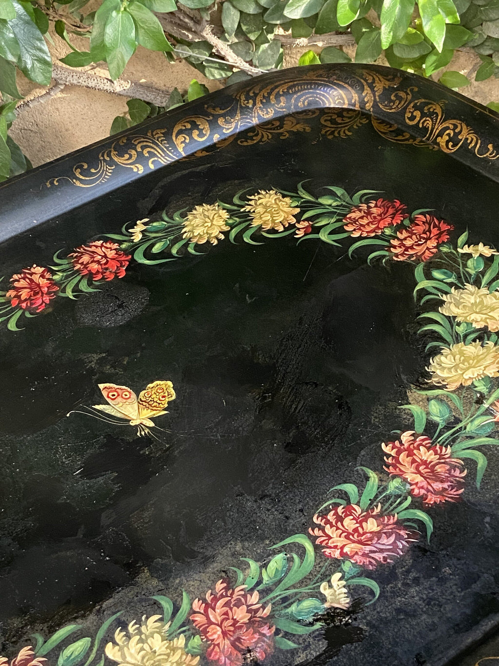Bandeja de hierro flores y mariposa.