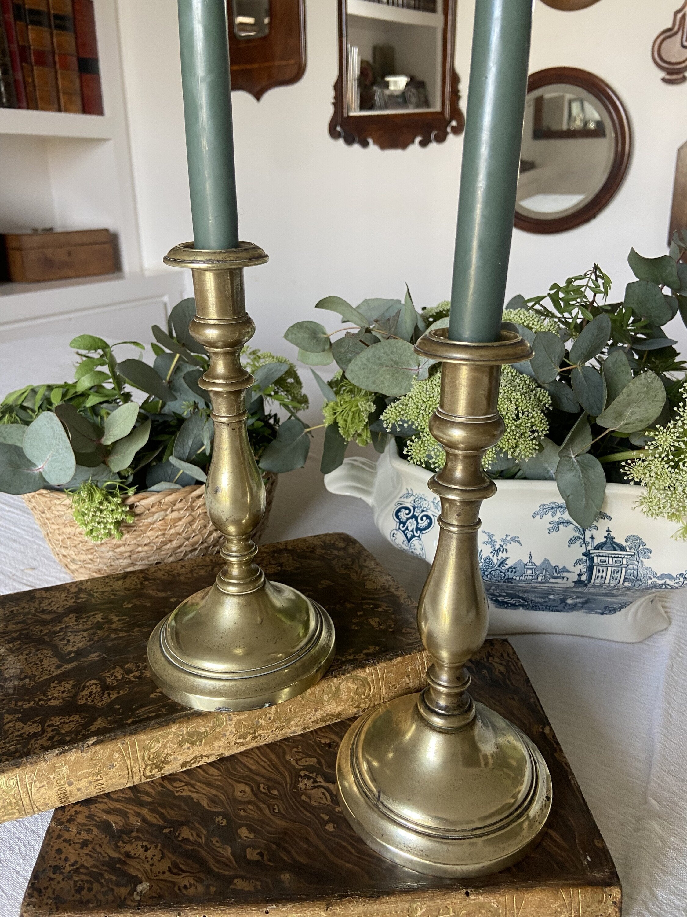 Pareja de candelabros de latón.