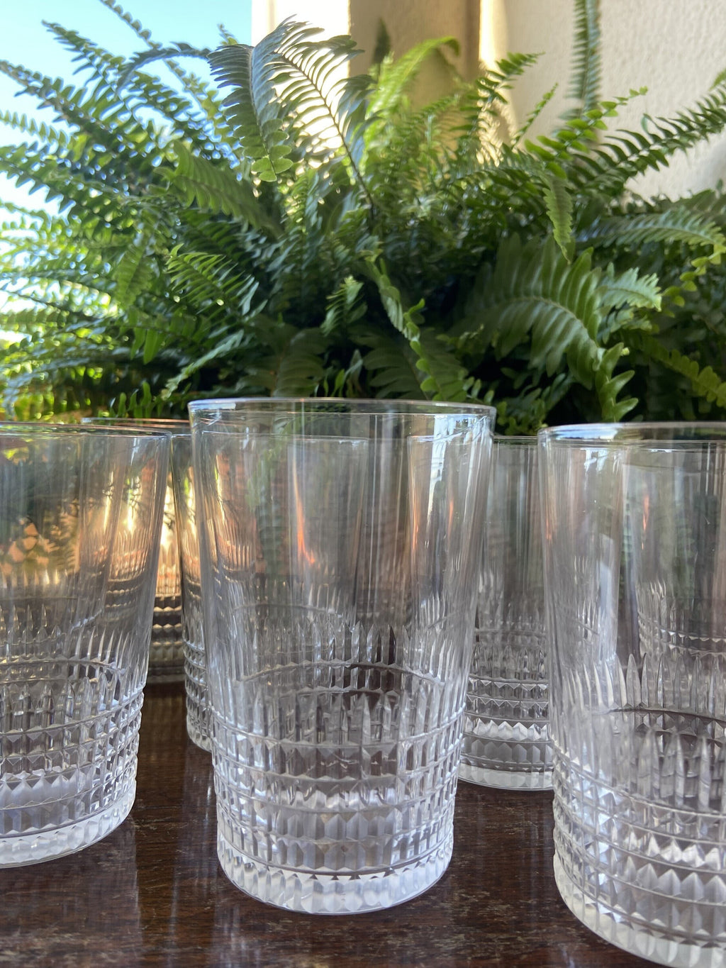 11 vasos de cristal con talla geométrica en la base.
