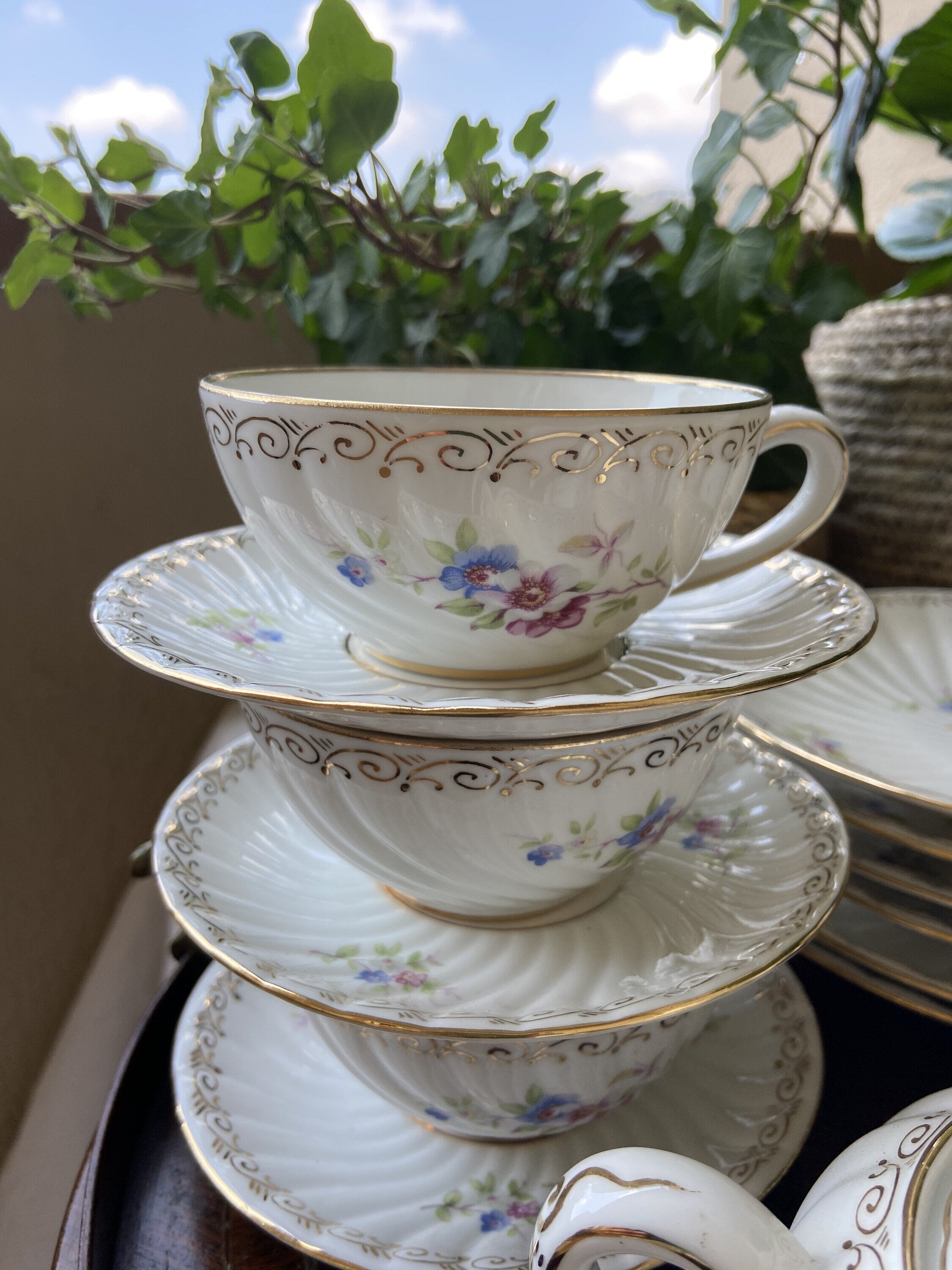 6 tazas de té, azucarero, lechera y 6 platos merienda.