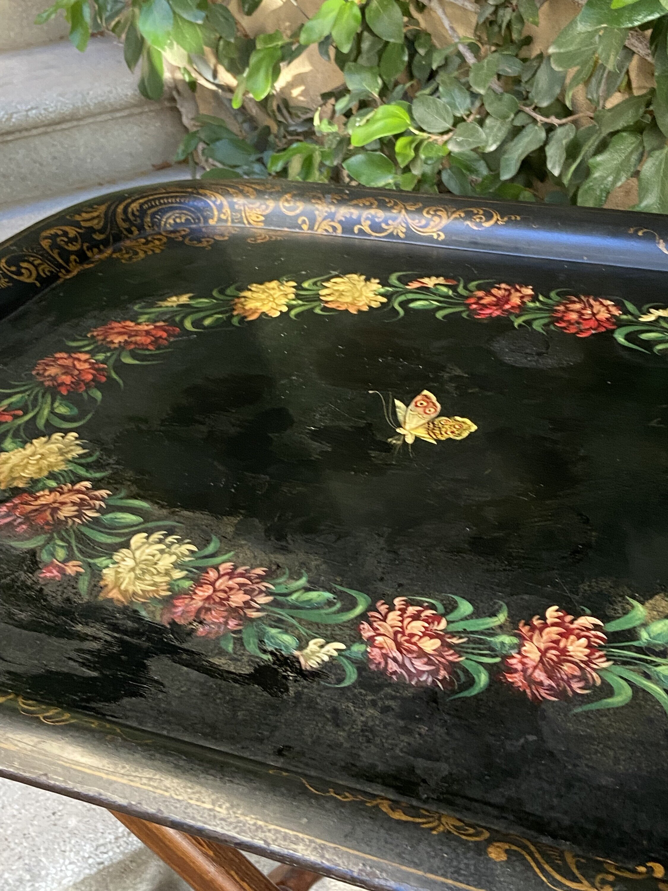 Bandeja de hierro flores y mariposa.
