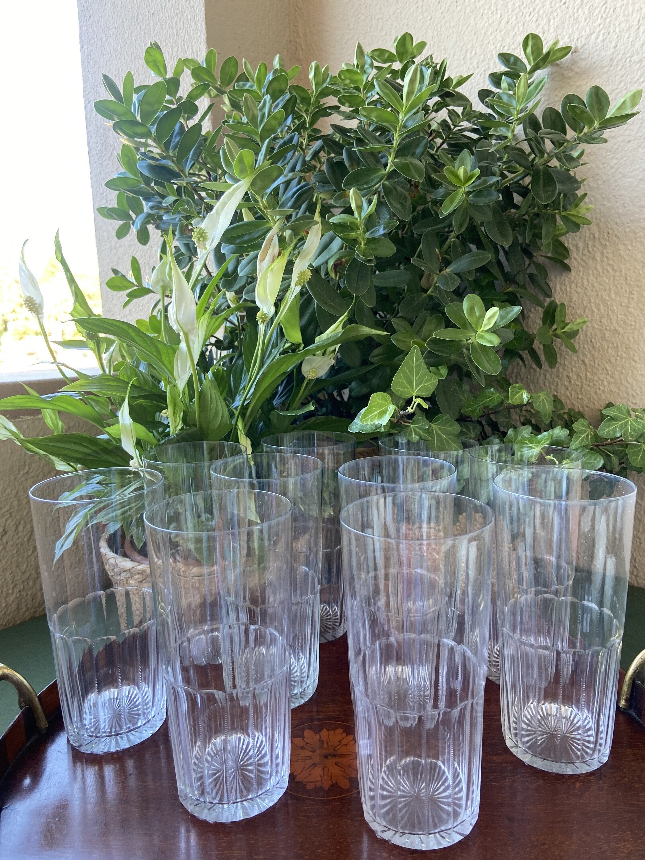 10 vasos de refresco en vidrio tallado.