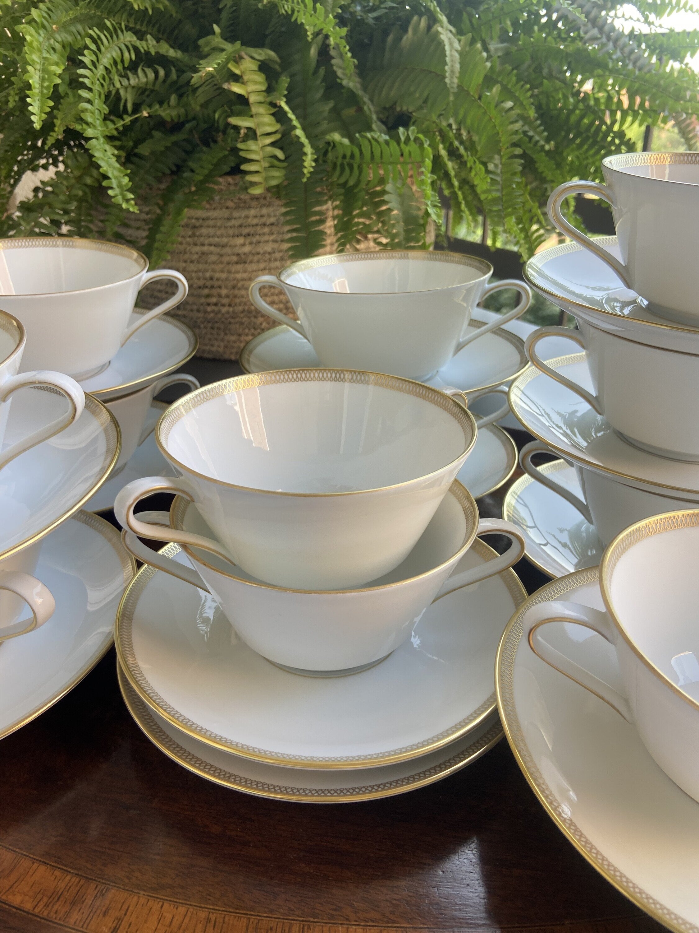 12 tazas de consomé en porcelana alemana "Eschenbach".