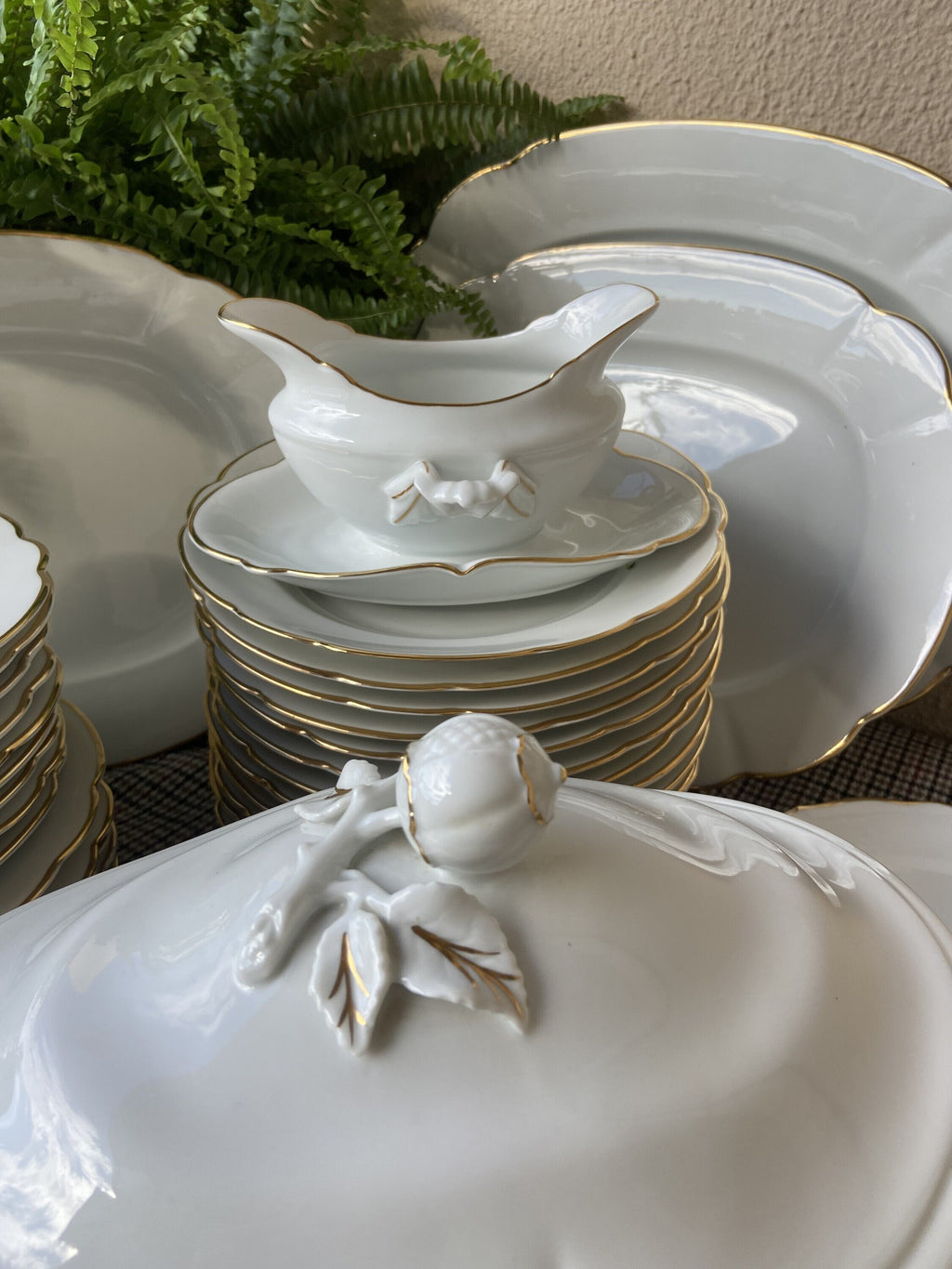 Vajilla en porcelana blanca con filo dorado "Bidasoa".
