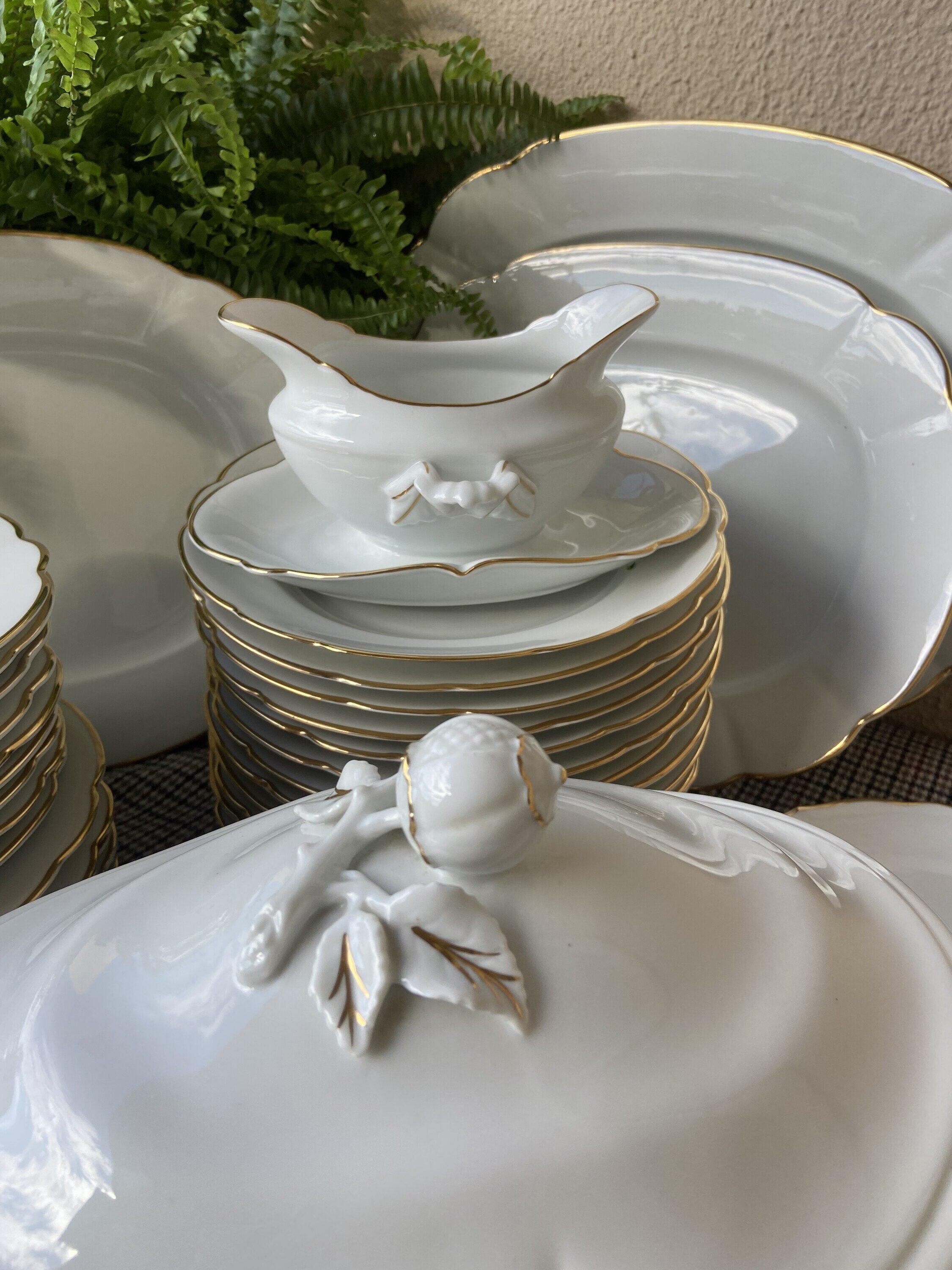 Vajilla en porcelana blanca con filo dorado "Bidasoa".