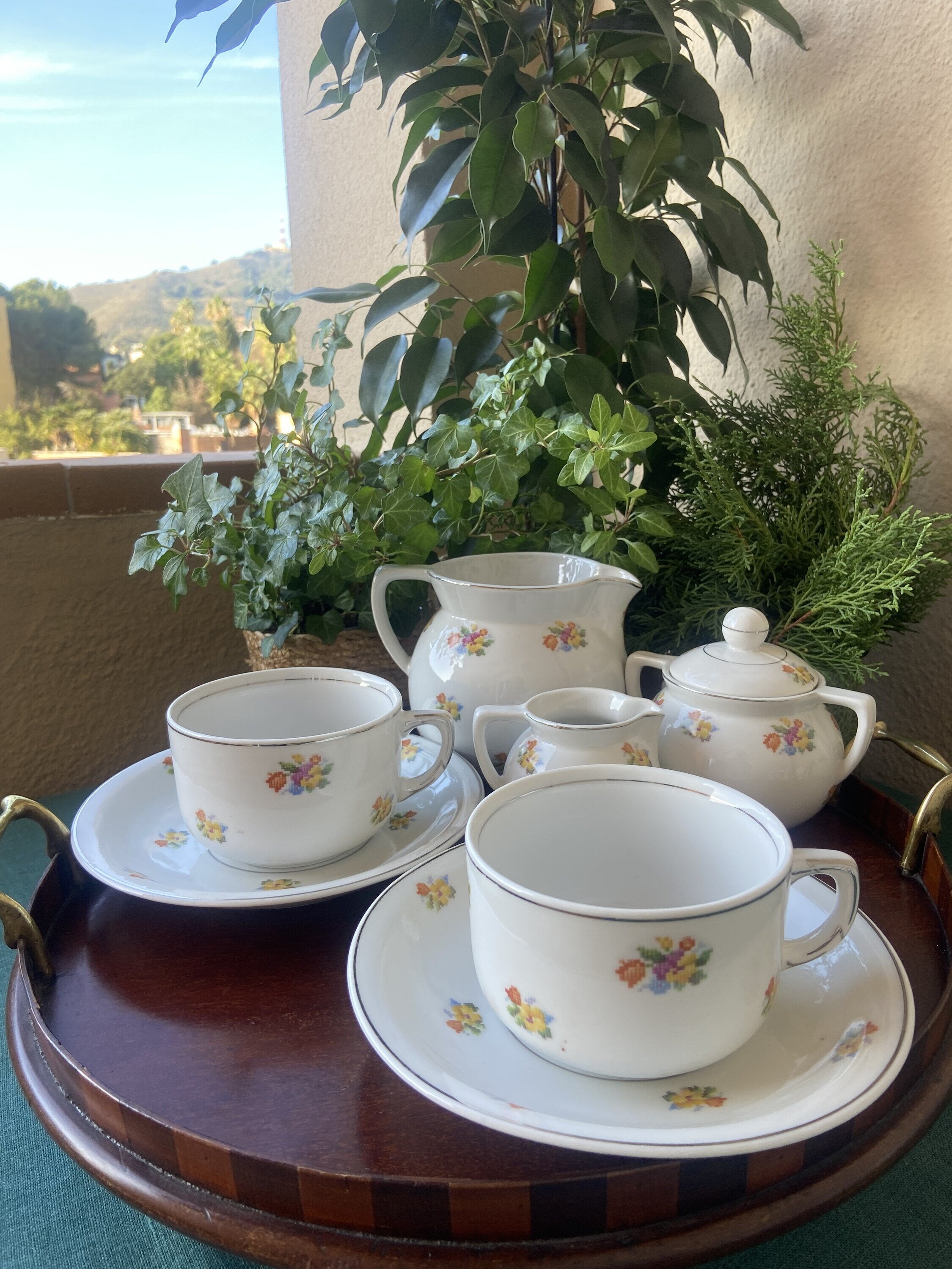 Pareja tazas desayuño, azucarero y jarras en porcelana alemana "Jager".