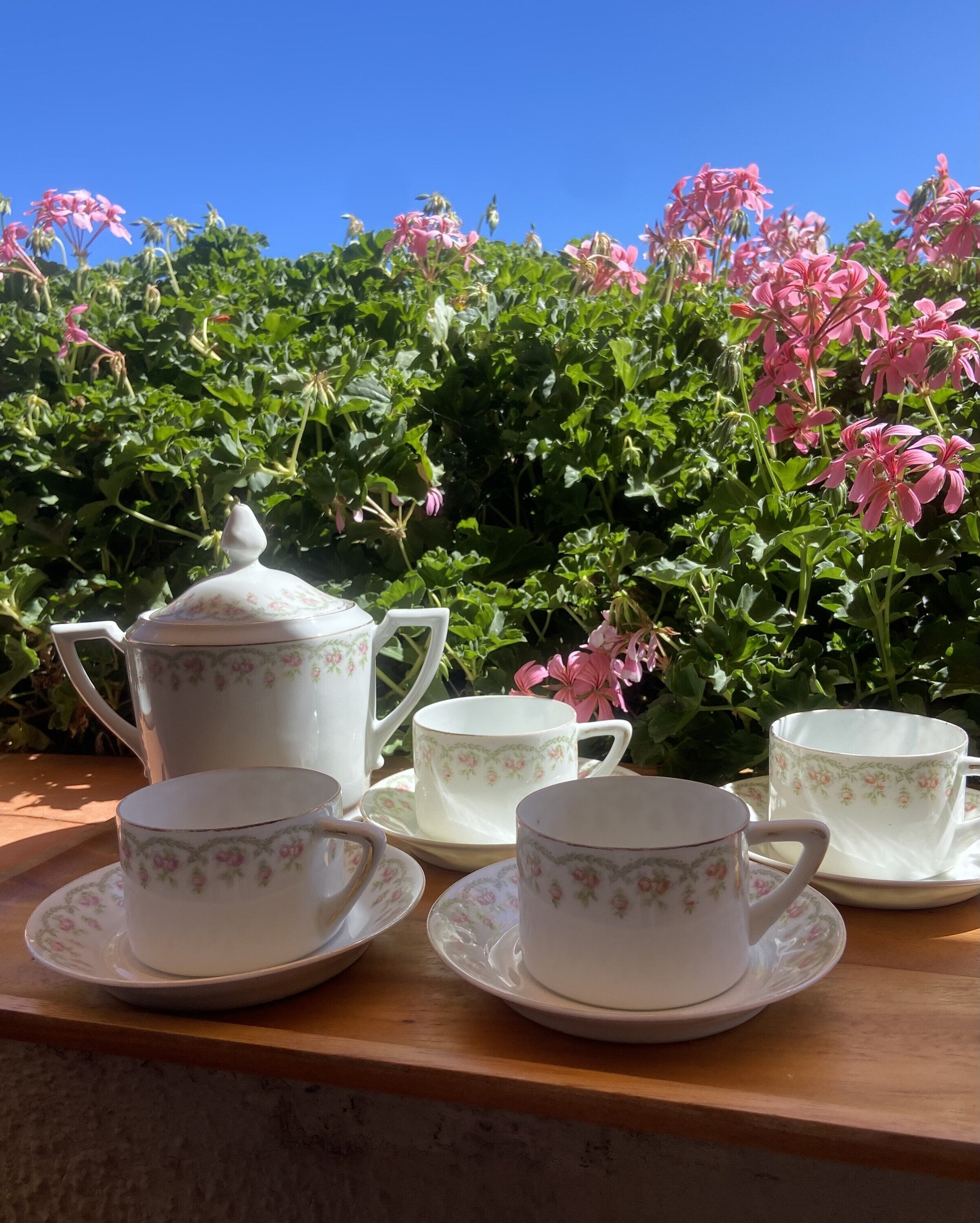 4 tazas de té/ café y azucarero en porcelana de Slovaquia "Union T".