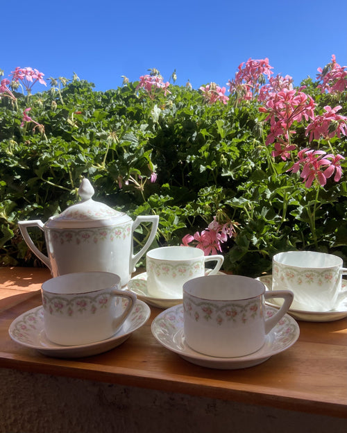 4 tazas de té/ café y azucarero en porcelana de Slovaquia "Union T".