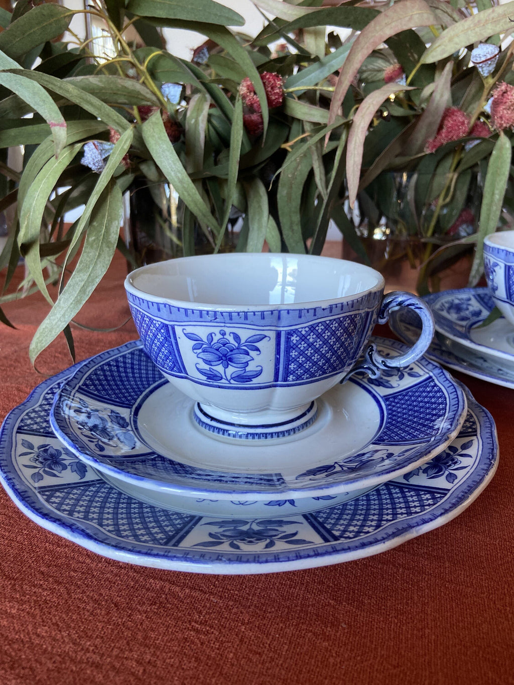 2 trios con tazas de desayuno loza francesa "Sarreguemines".