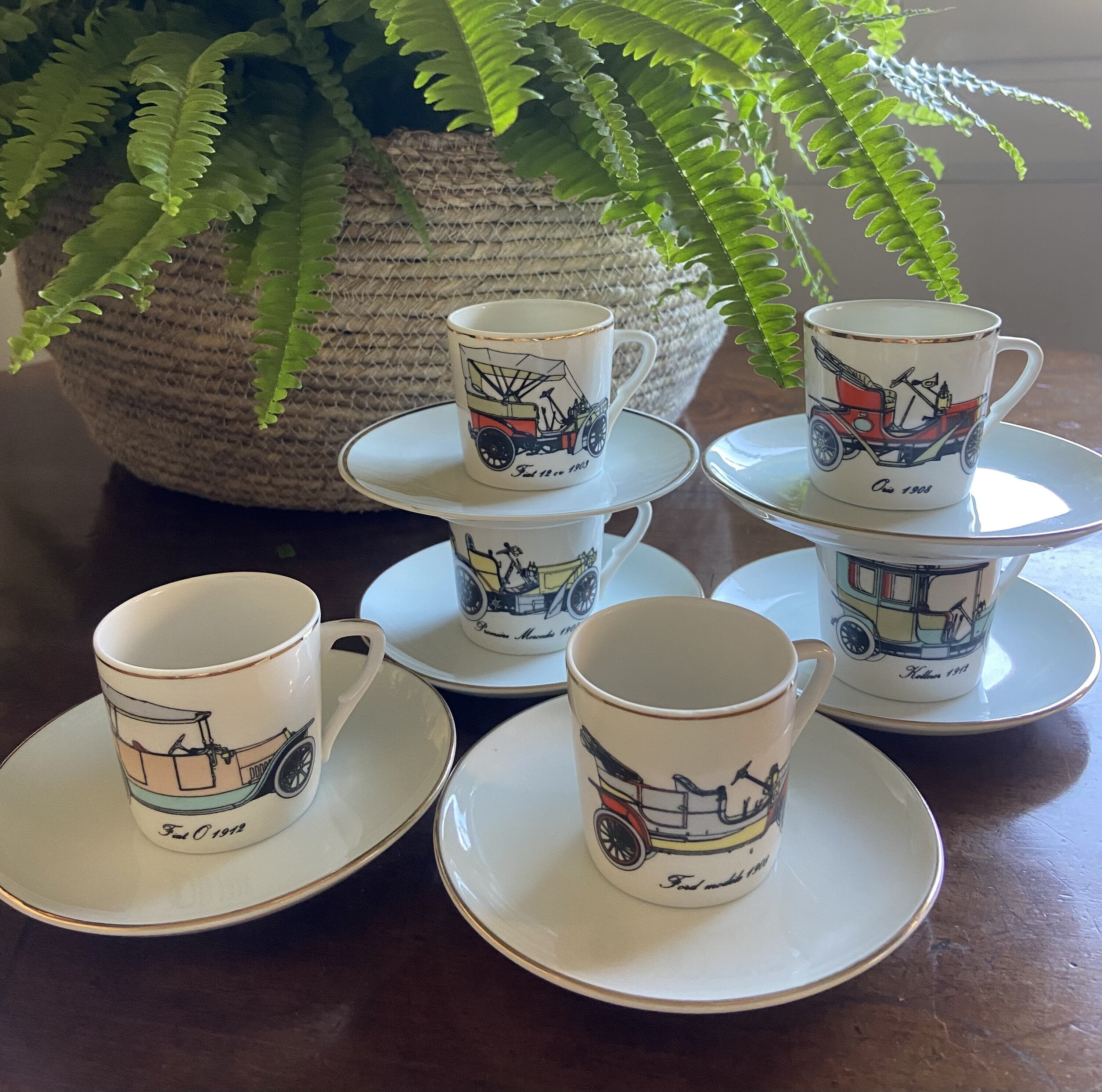 6 tazas de café en porcelana con dibujos de coches antiguos.