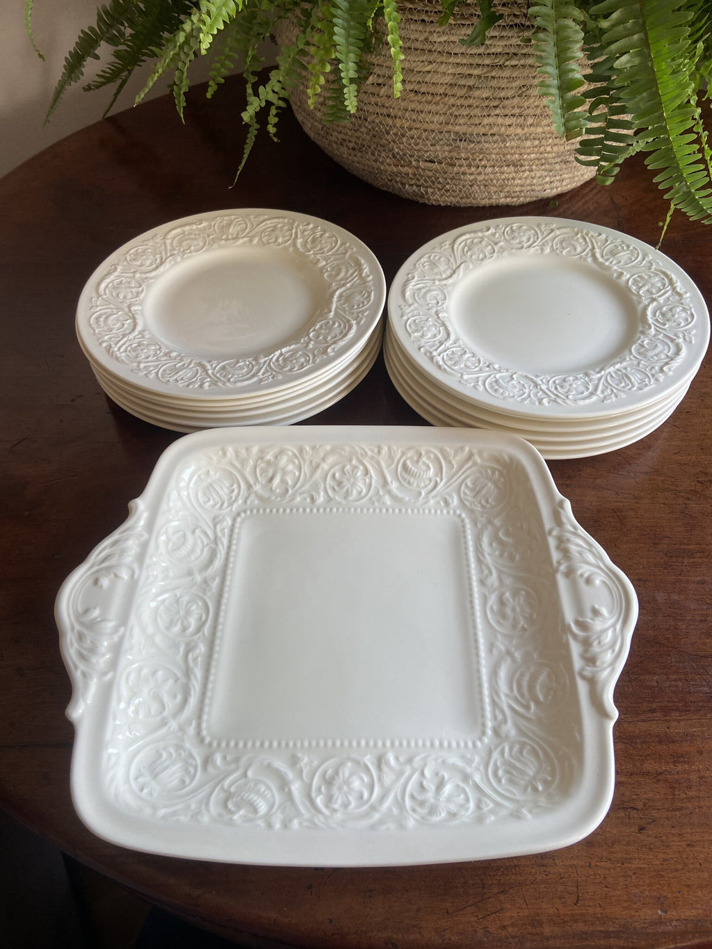 Fuente y 12 platos merienda en porcelana "Wedgwood" (mod. Barlaston).