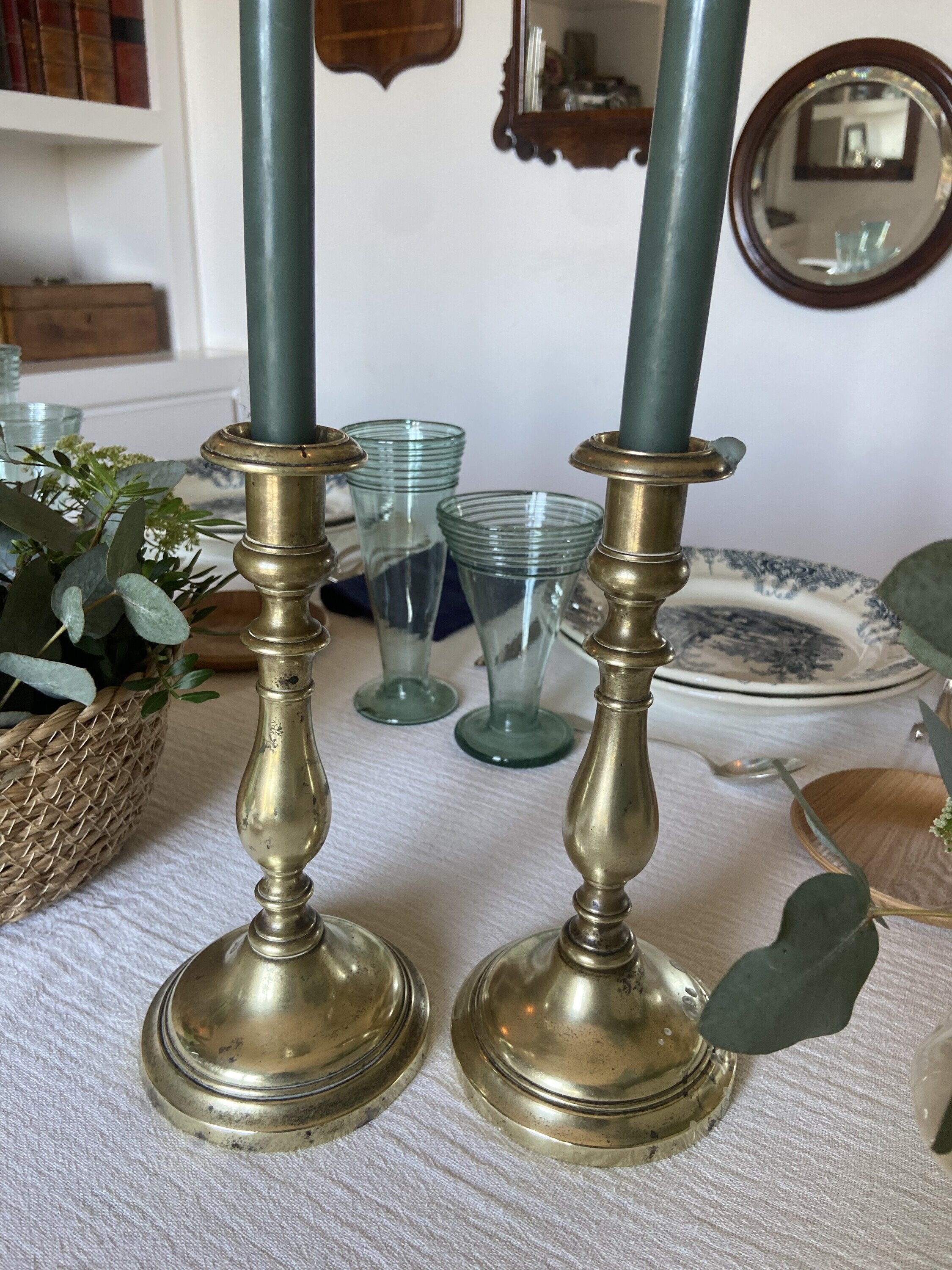 Pareja de candelabros de latón.