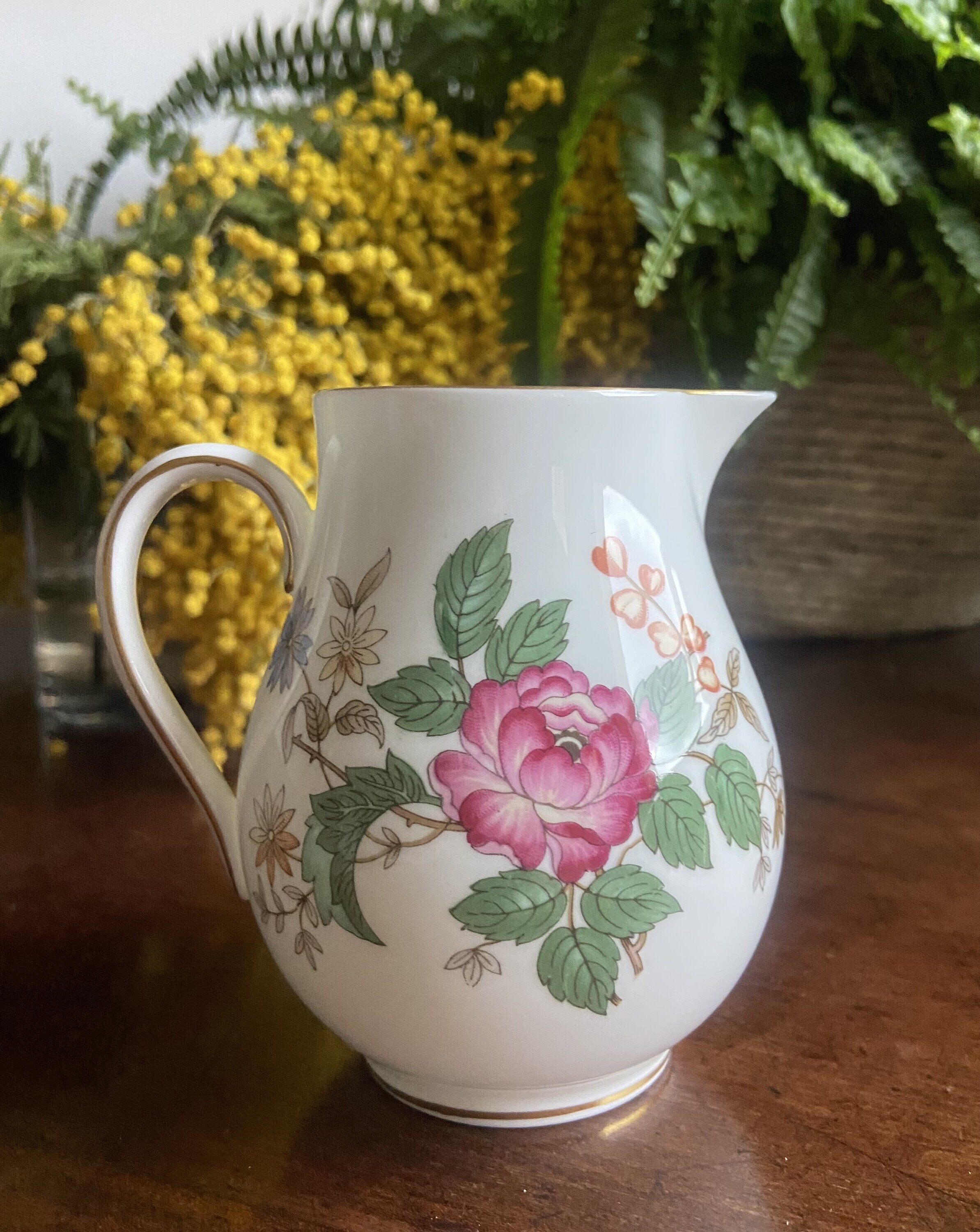 Jarrita de leche en loza inglesa "Wedgwood"