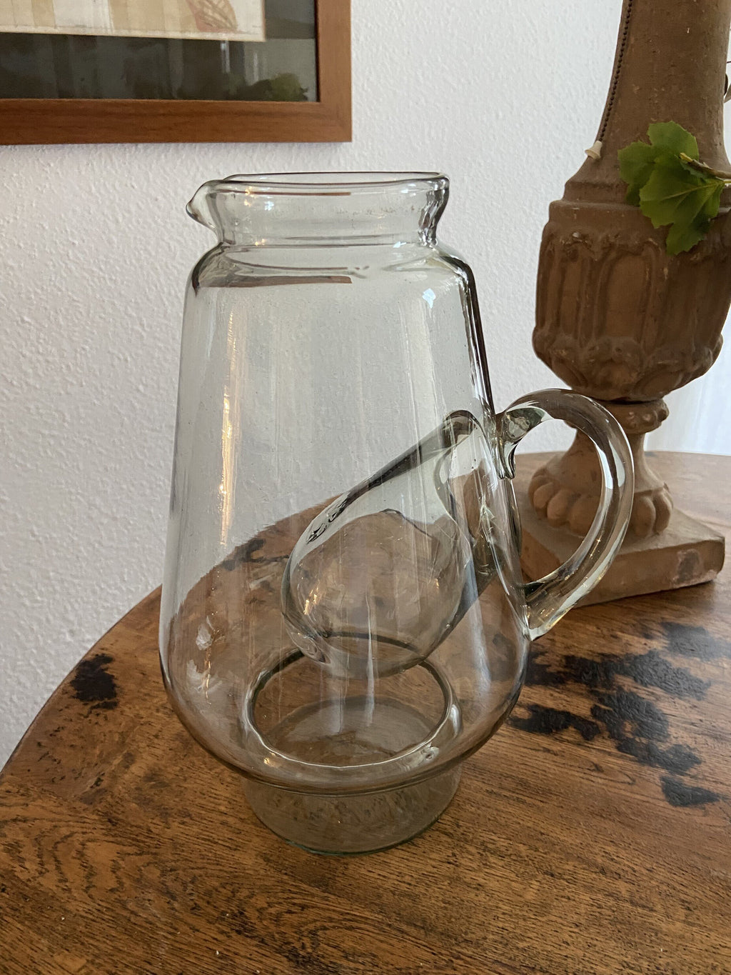 Jarra en vidrio soplado con compartimento para hielo.