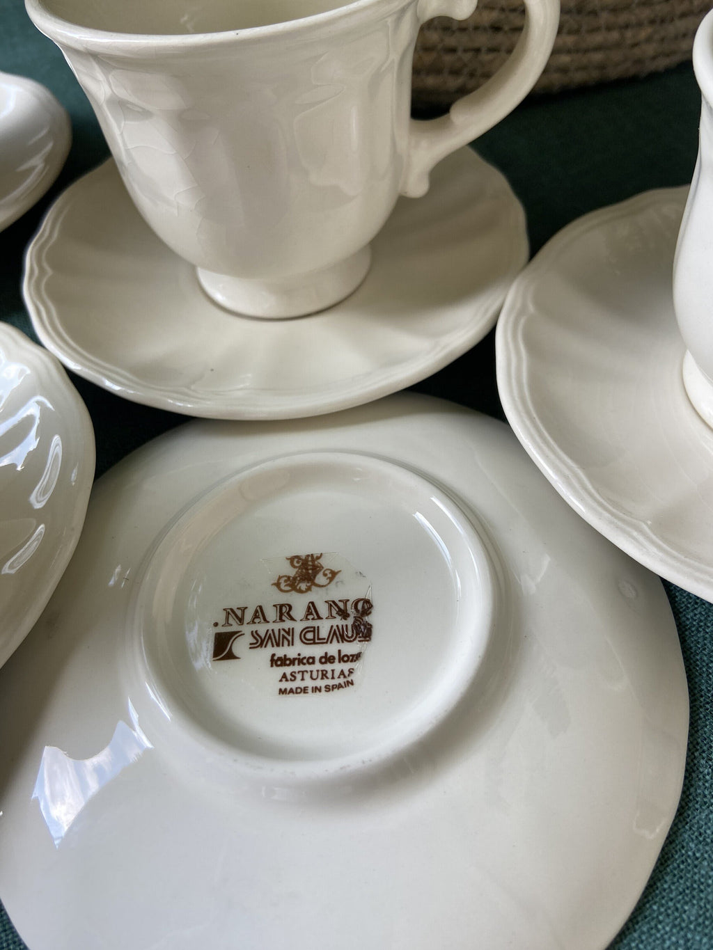 18 platos llanos, 7 hondos y 7 postre en loza "San Claudio".