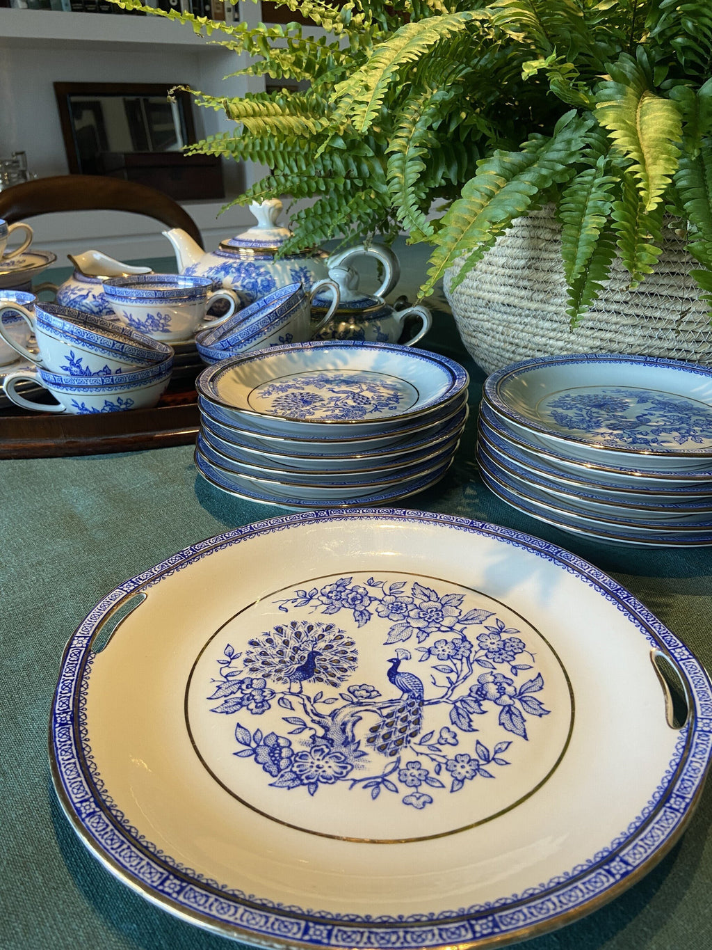 Fuente redonda  y 12 platos pastas en porcelana "Ollestac"