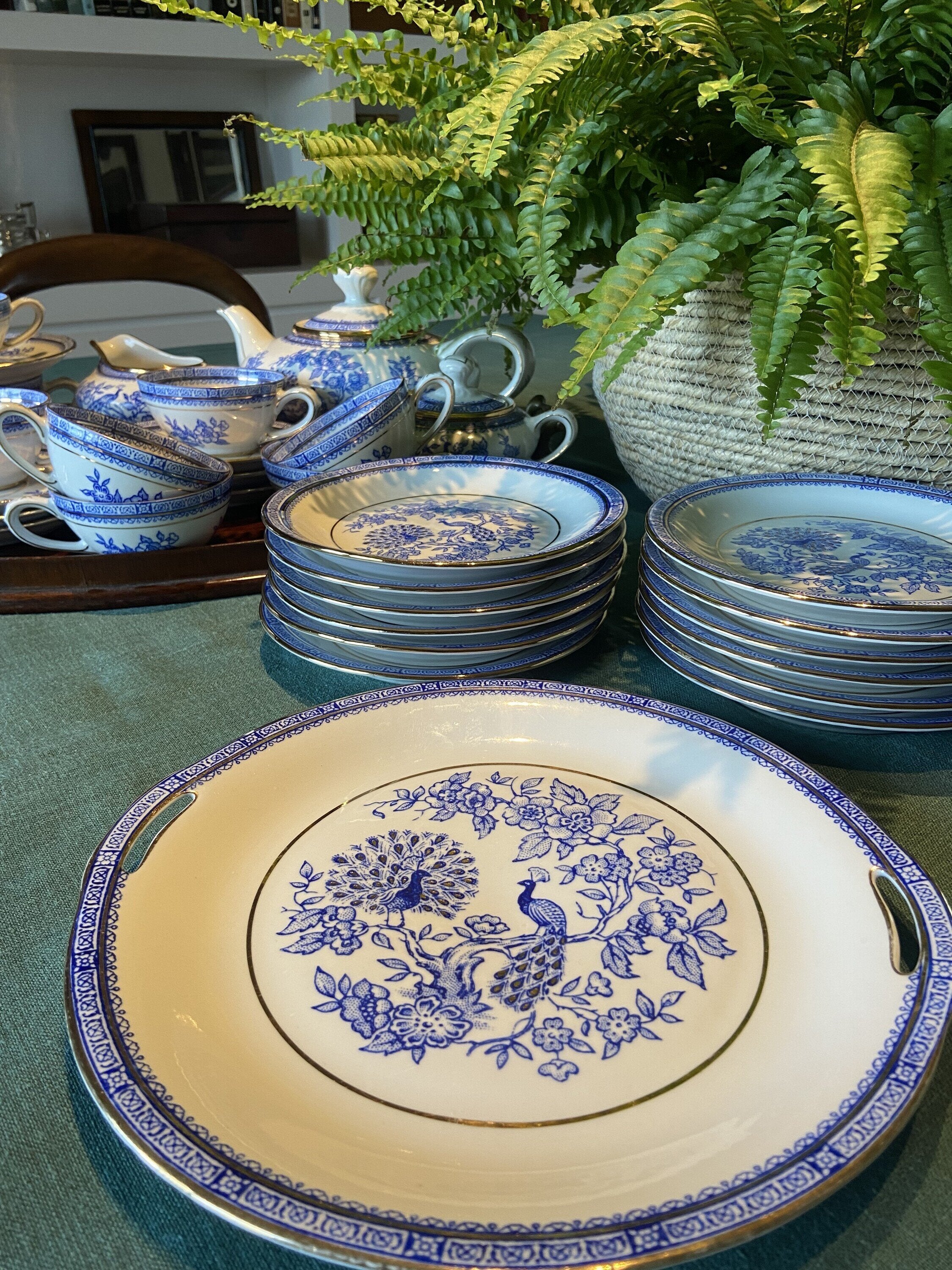 Fuente redonda  y 12 platos pastas en porcelana "Ollestac"