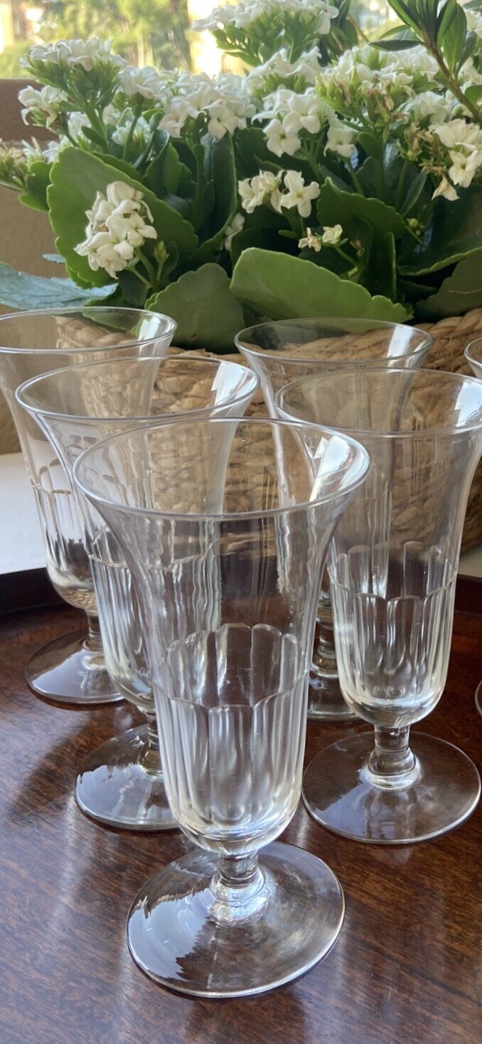 8 copas de cava en vidrio tallado.