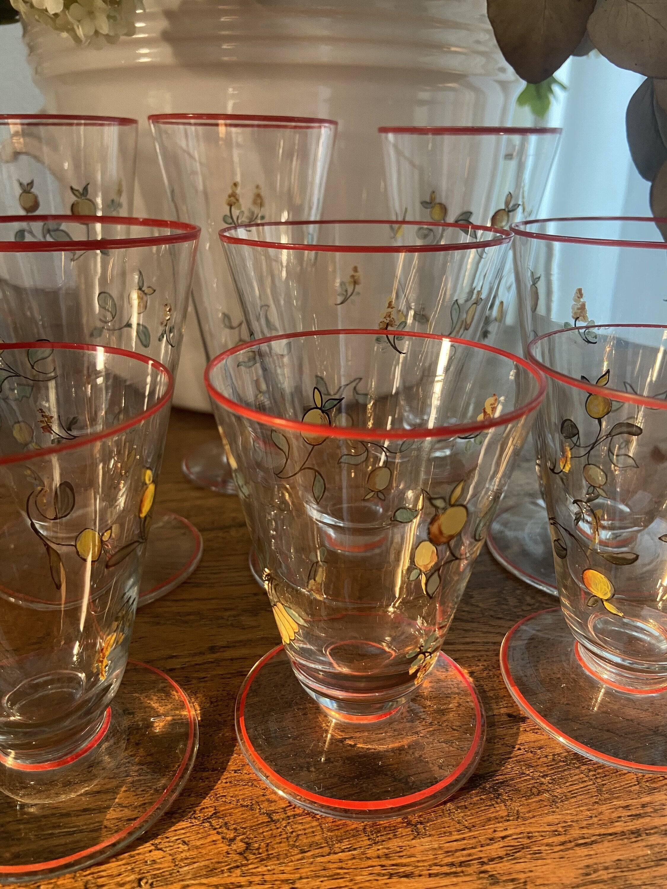 5 copas de agua, 5 de vino y 5 de cava, en vidrio soplado y pintado a mano.
