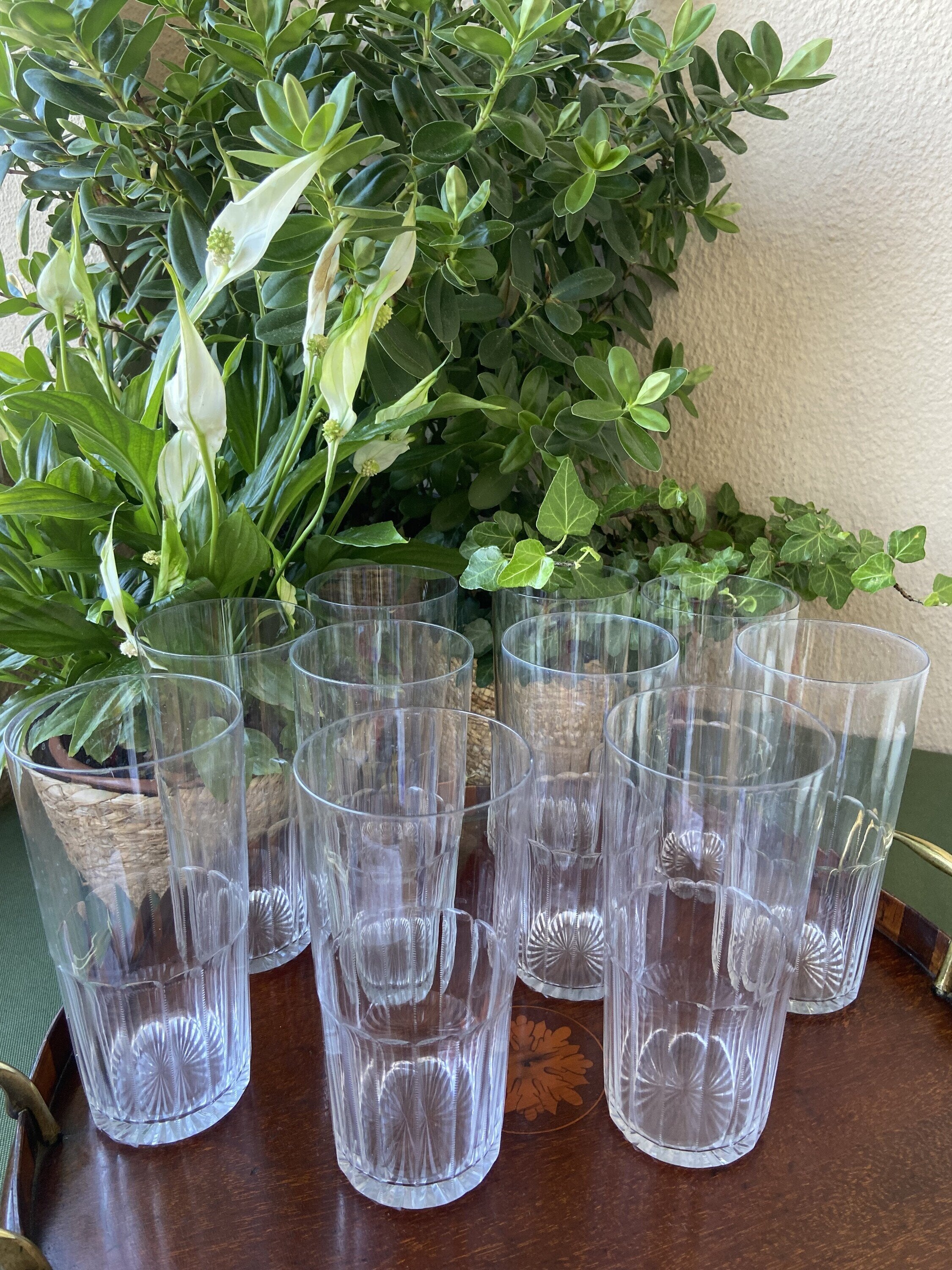 10 vasos de refresco en vidrio tallado.