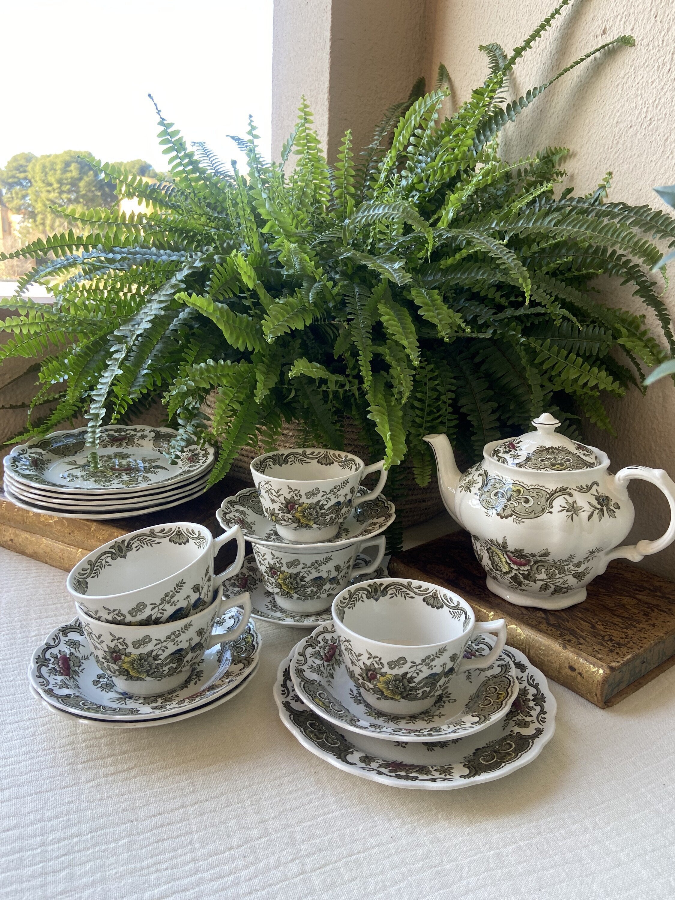 Tetera, 5 tazas de té/desayuno y 5 platos merienda en loza inglesa "Ridgway"