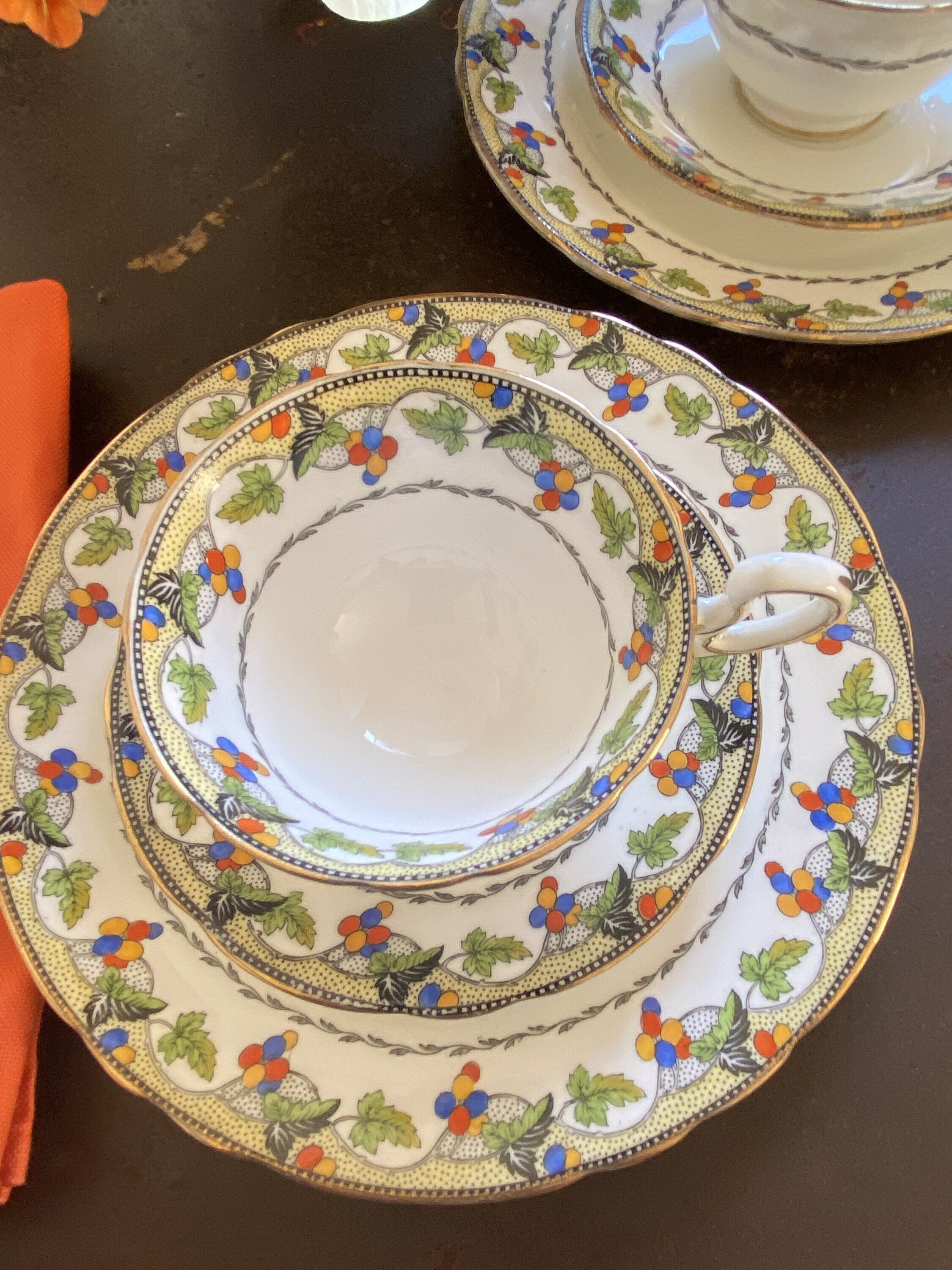 Tetera, 6 tazas de té/desayuno y 6 platos en porcelana inglesa "Ansley".