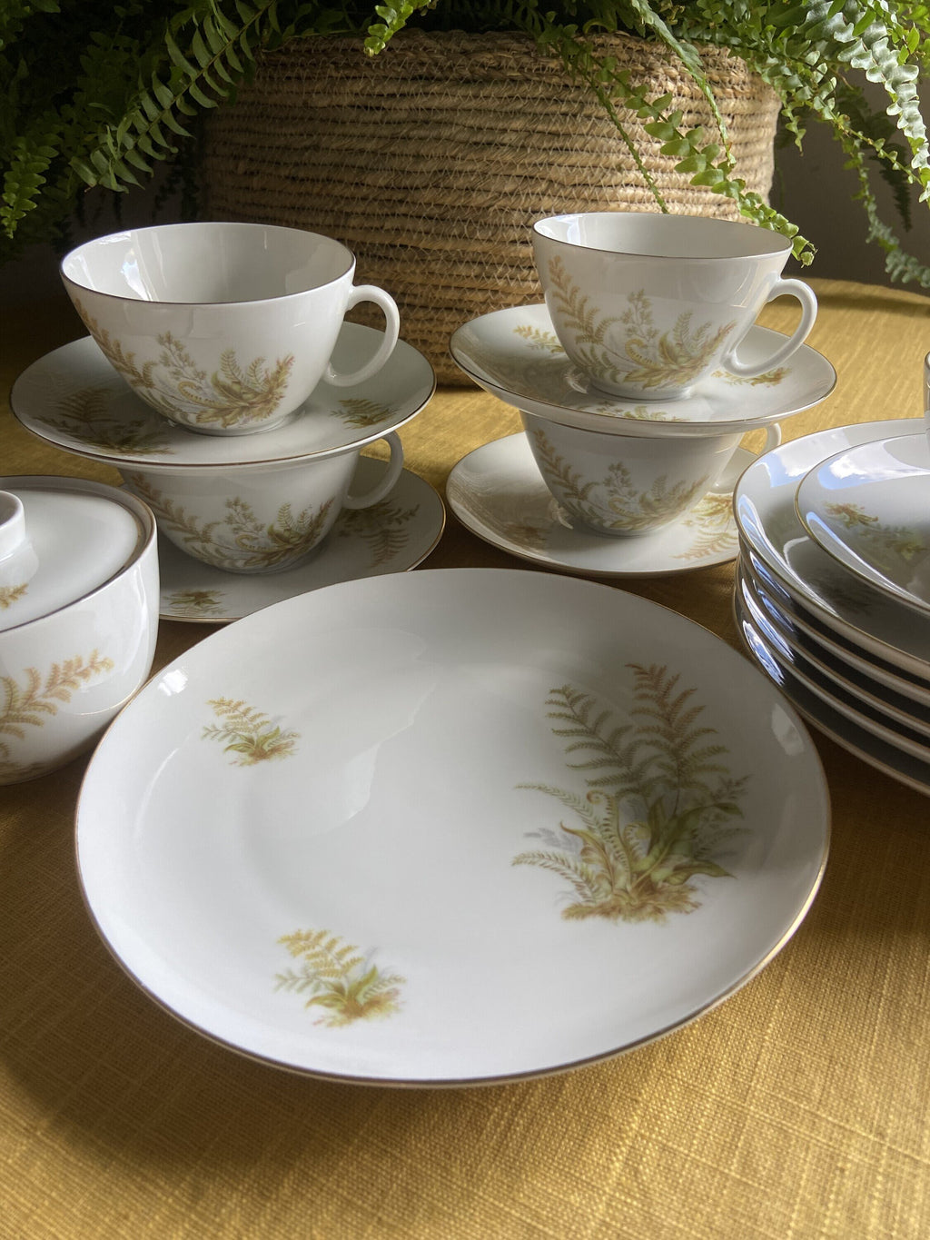 5 tazas de té/desayuno y 6 platos de merienda en porcelana suiza "Langenthal"
