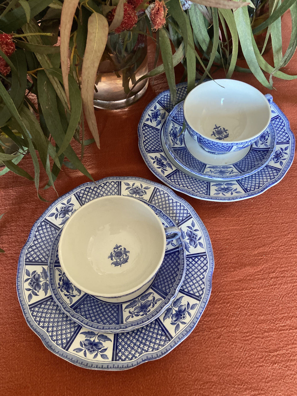 2 trios con taza de té en loza francesa "Sarreguemines".