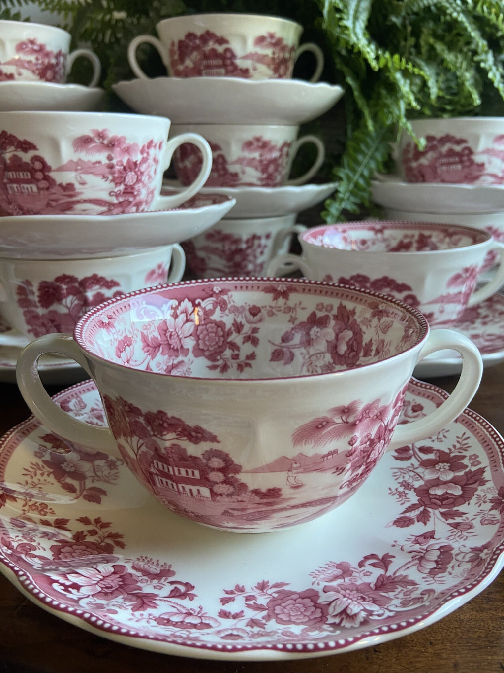 12 tazas de consomé en loza de "San Claudio" Asturias.
