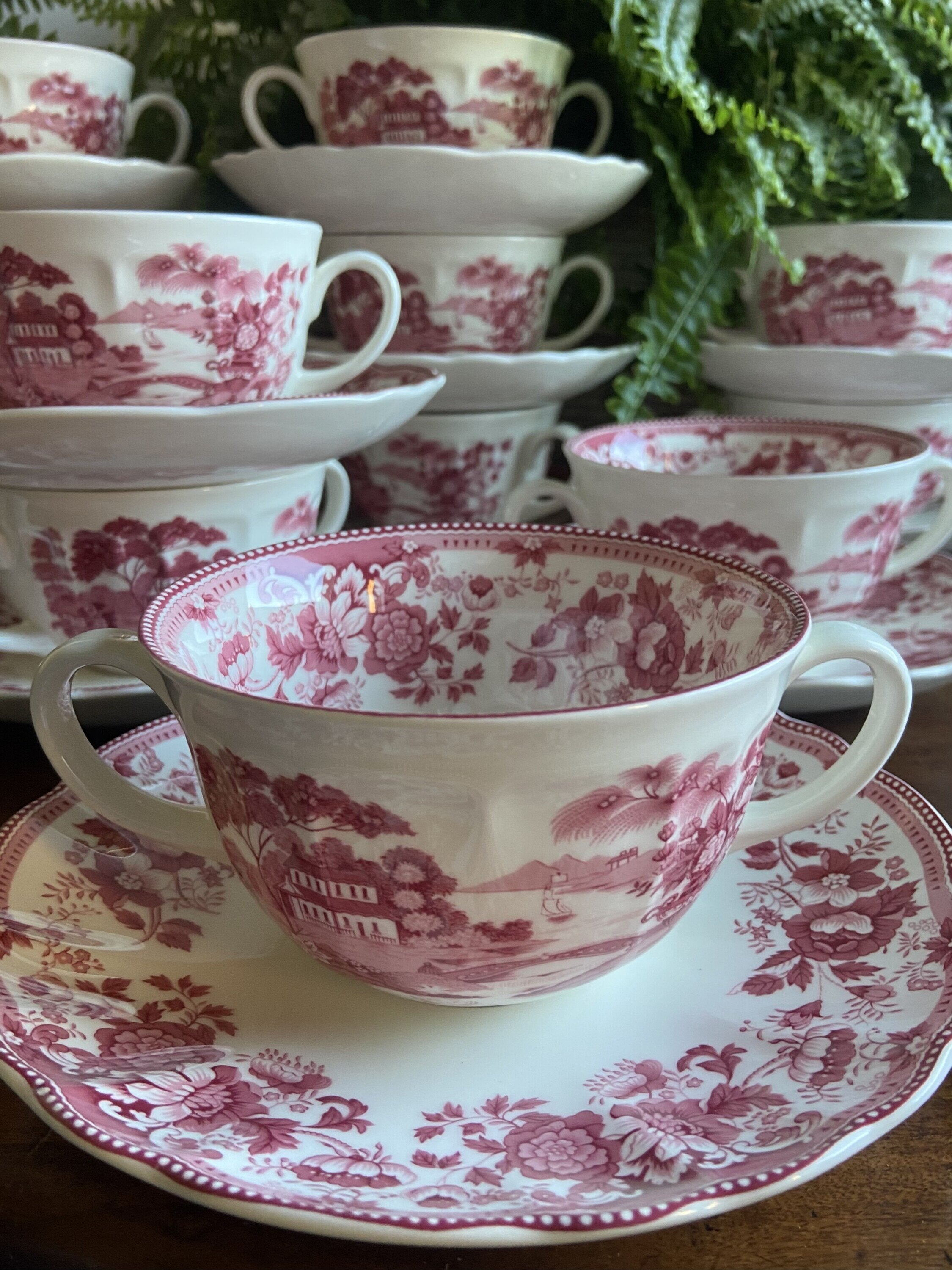 12 tazas de consomé en loza de "San Claudio" Asturias.
