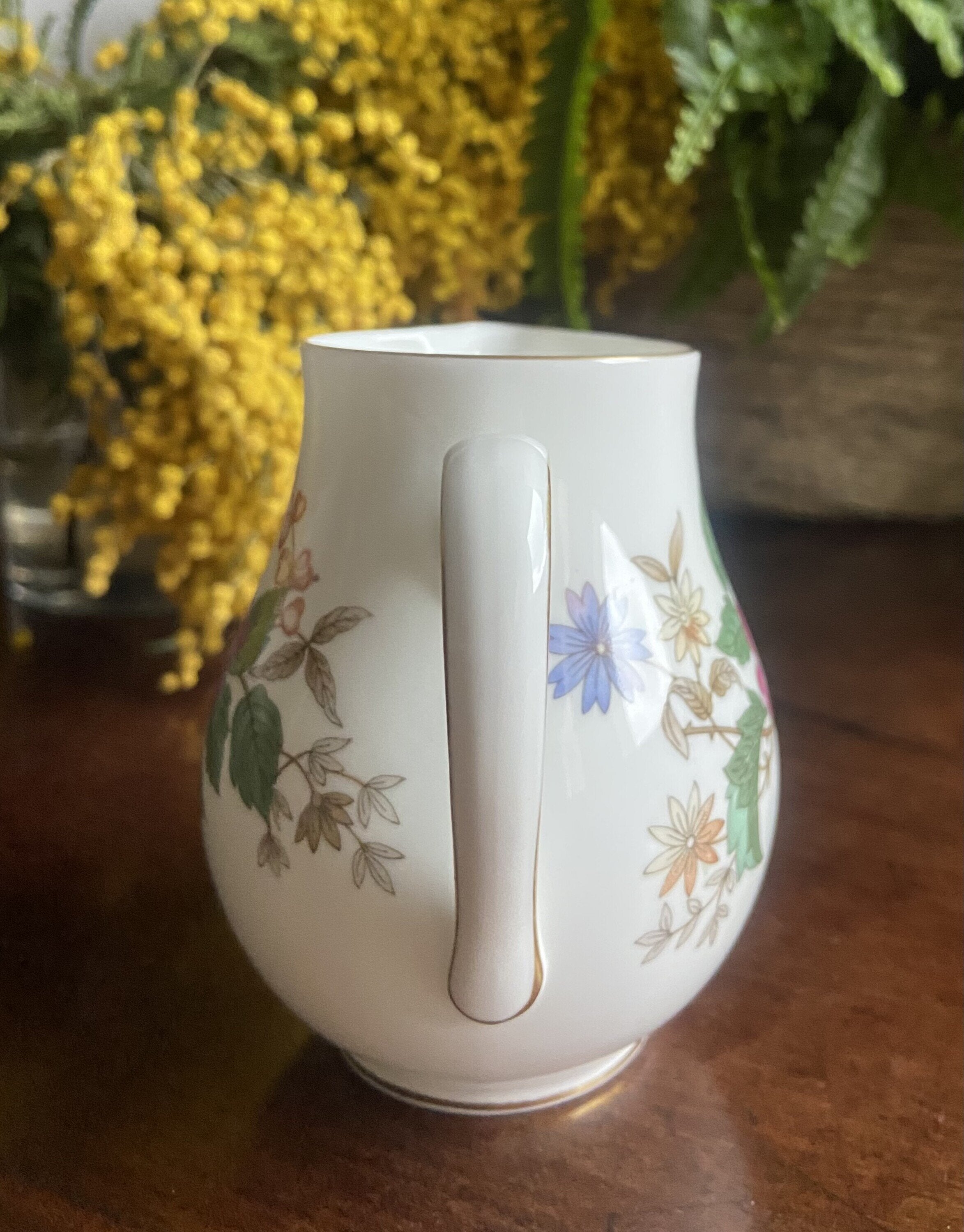 Jarrita de leche en loza inglesa "Wedgwood"
