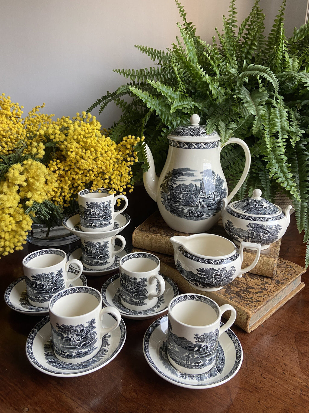 Juego de café en porcelana inglesa "Wedgwood" (mod. Lugano).