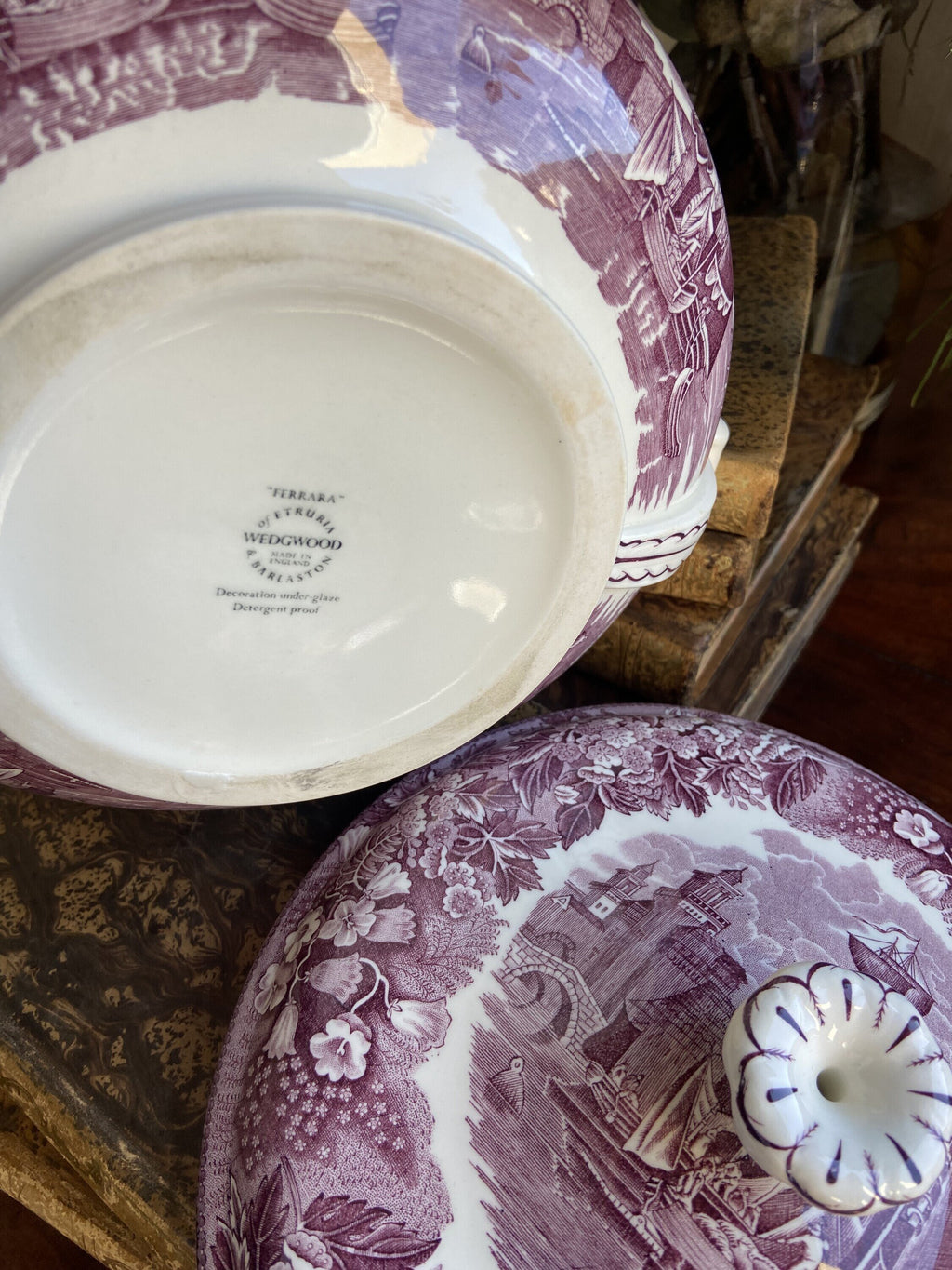 Vela en legumbrera de loza inglesa "Wedgwood".